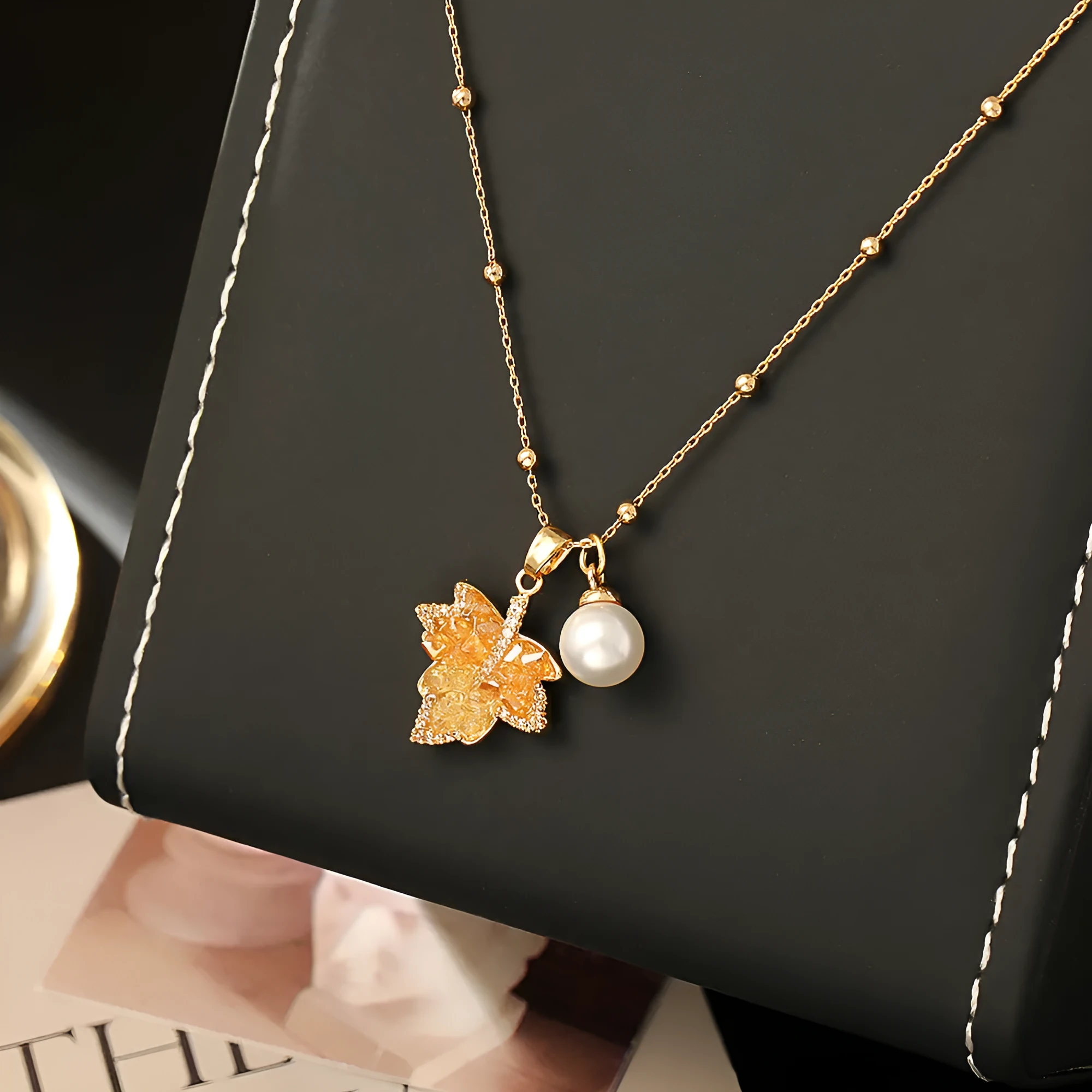 Retro gradient crystal maple leaf pendant necklace on copper chain for women