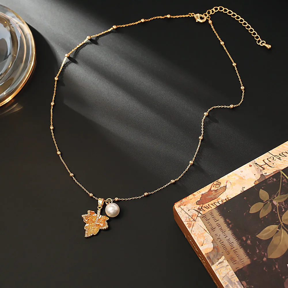Retro gradient crystal maple leaf pendant necklace on copper chain for women