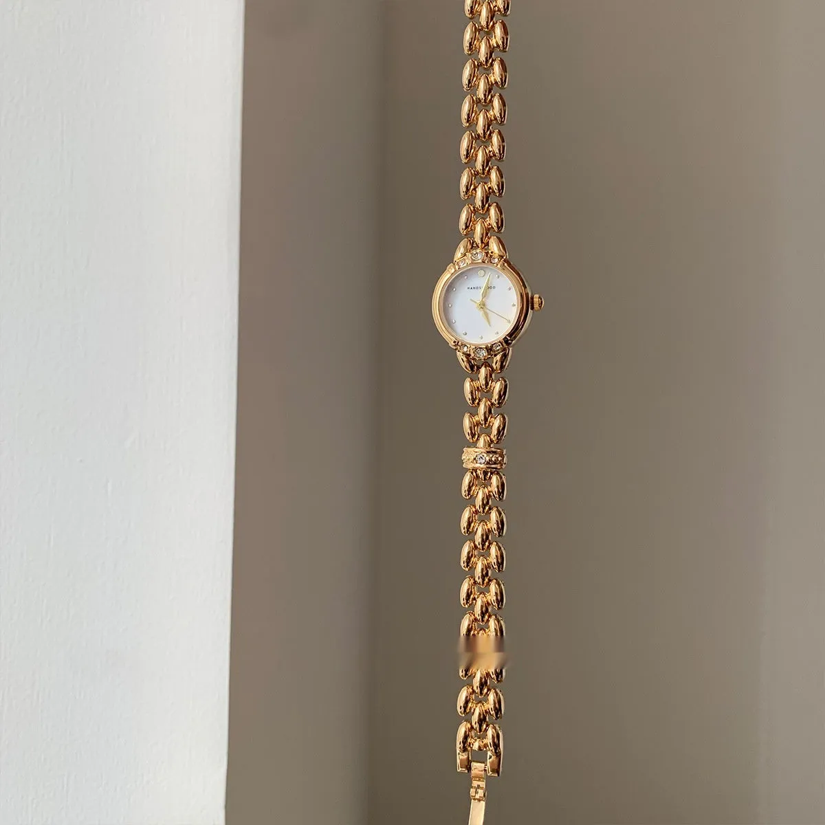 Women's alloy quartz watch with gold strap and rhinestone dial fritillary surface