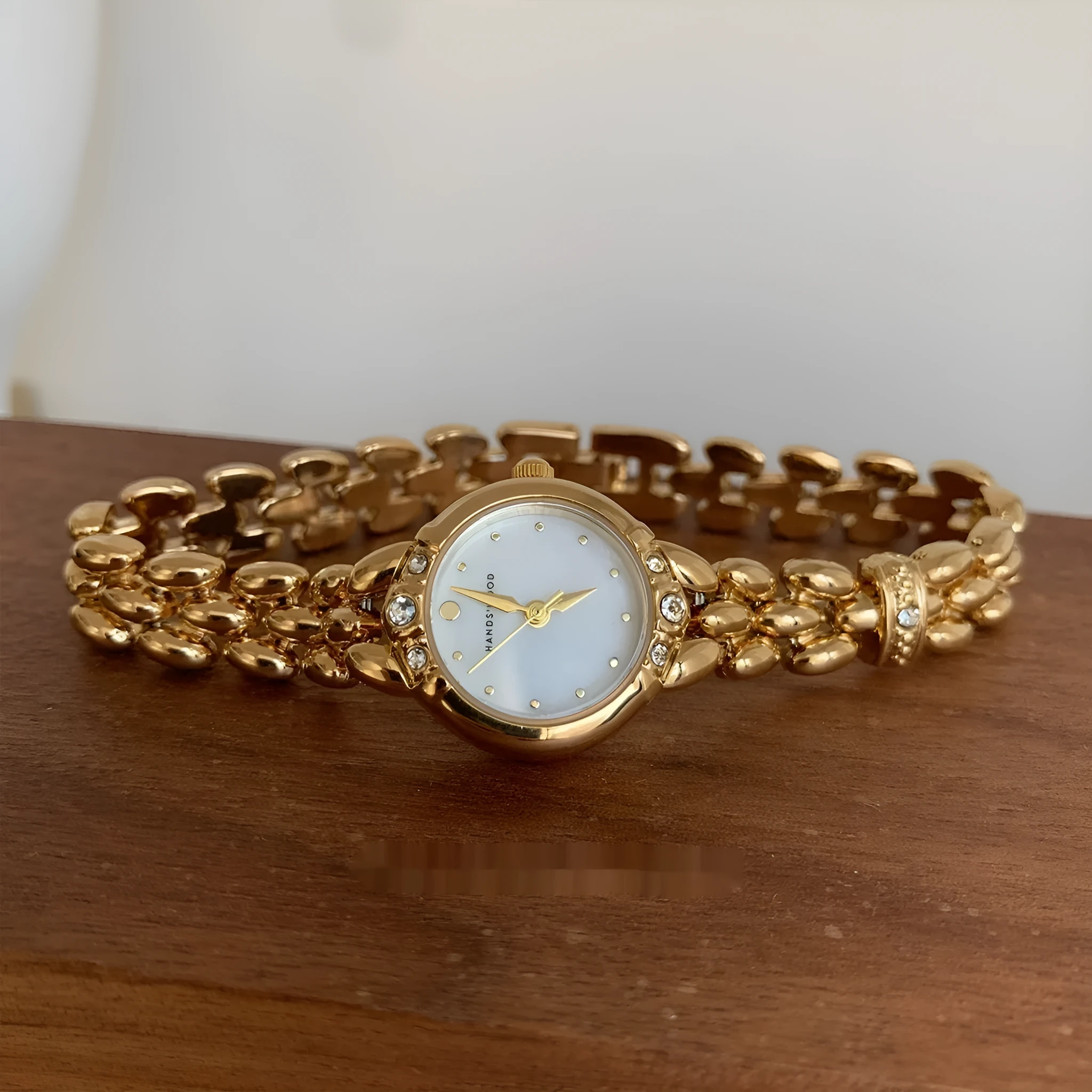 Women's alloy quartz watch with gold strap and rhinestone dial fritillary surface