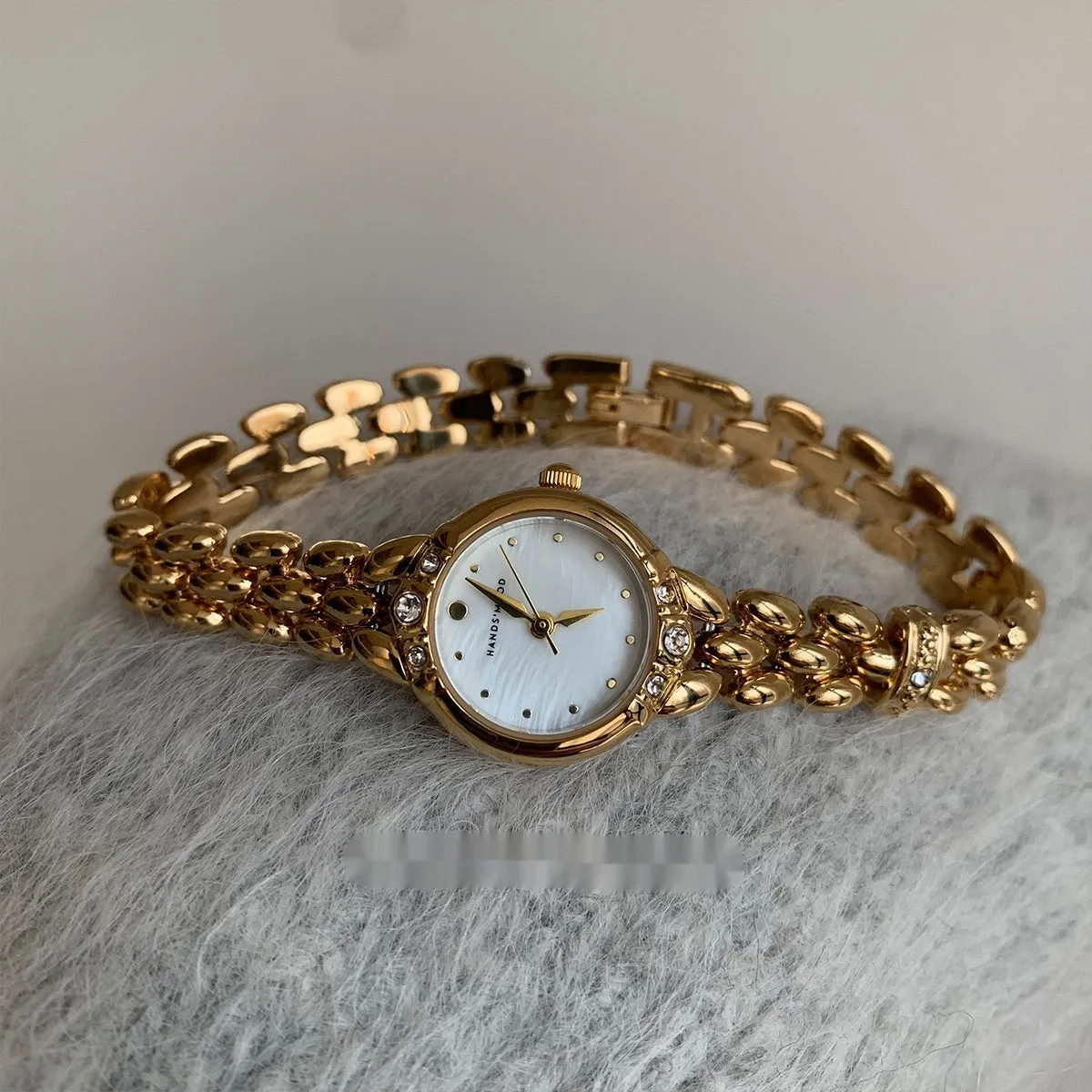 Women's alloy quartz watch with gold strap and rhinestone dial fritillary surface
