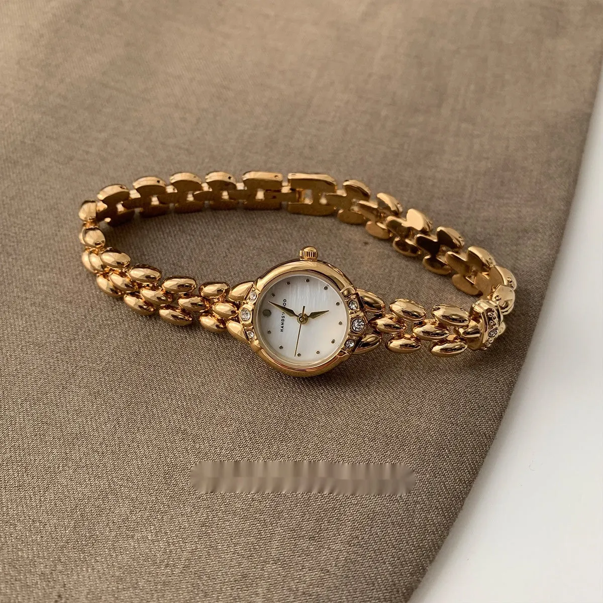 Women's alloy quartz watch with gold strap and rhinestone dial fritillary surface