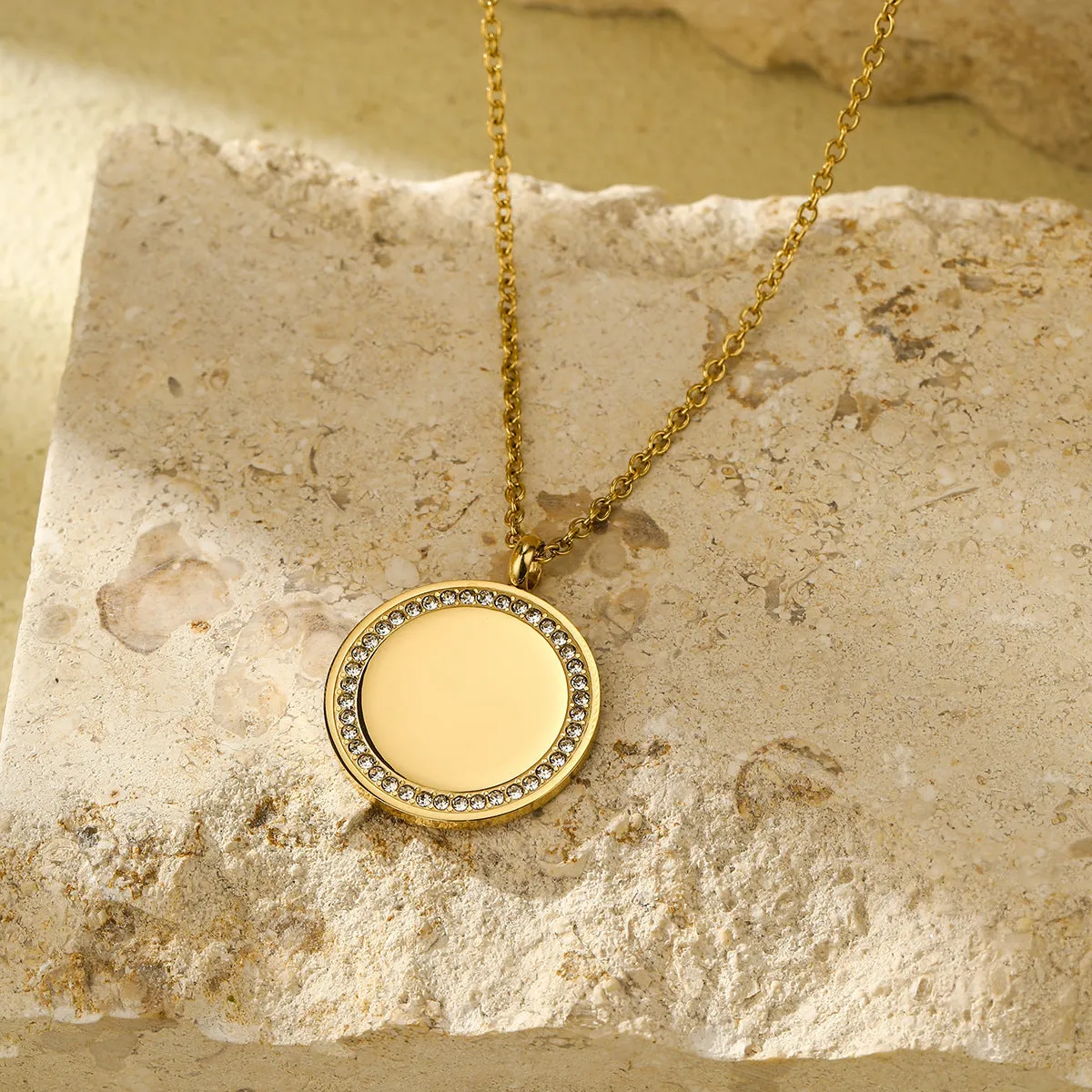 Geometric stainless steel necklace with 18K purity pendant in round shape on regular chain