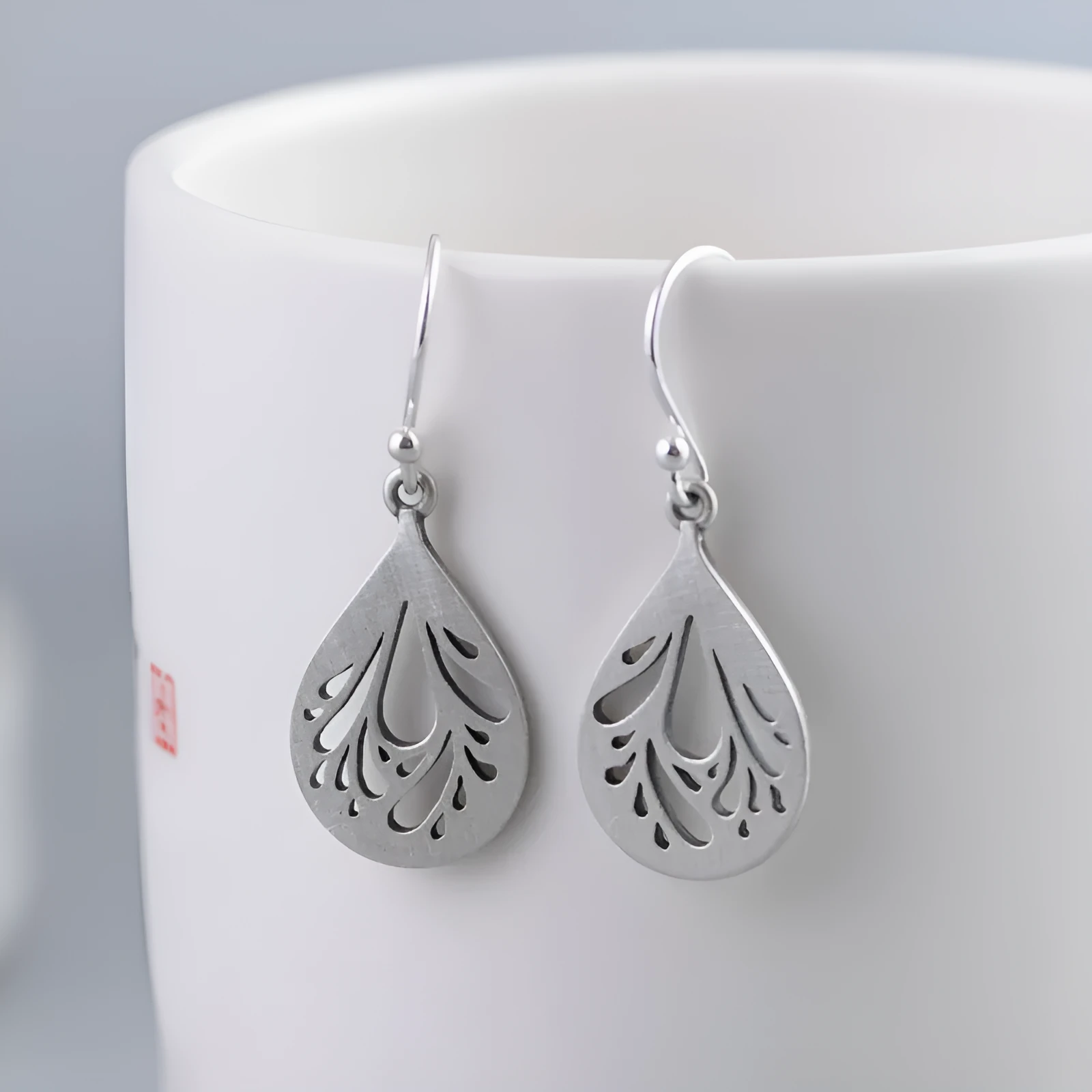 Retro hollow water drops earrings in 925 sterling silver with drop shape design