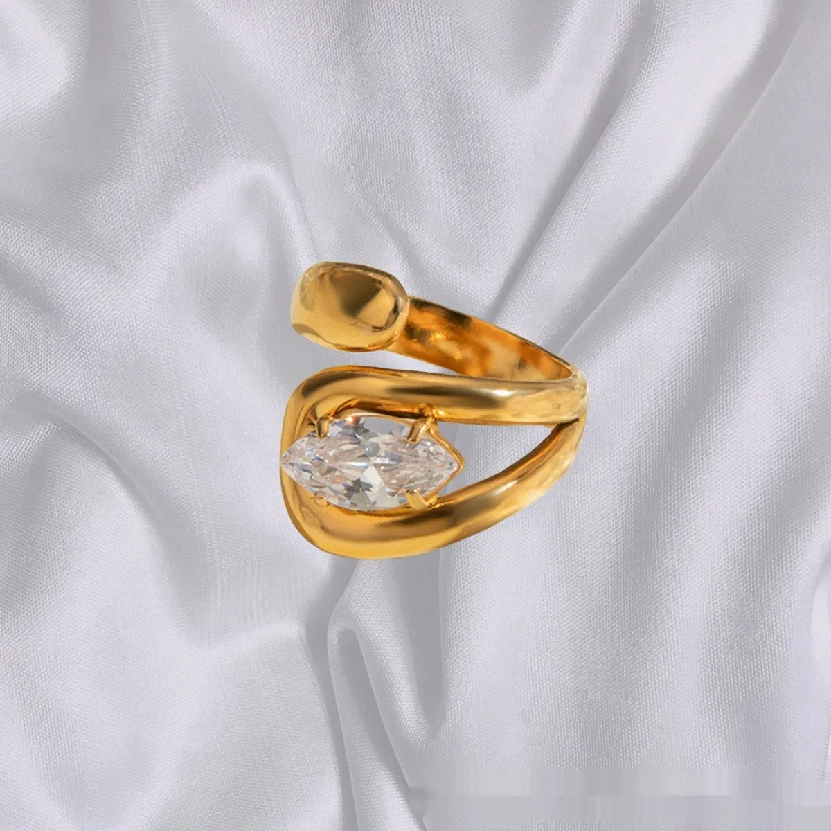 Geometric line stainless steel ring with electroplated finish in light luxury ins style, shown in colour JDRW2405007