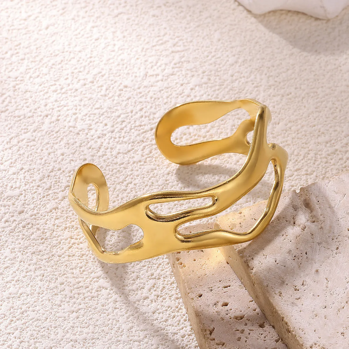 Simple irregular stainless steel gold-plated bracelet with electroplated finish in colour B1916 or B1918