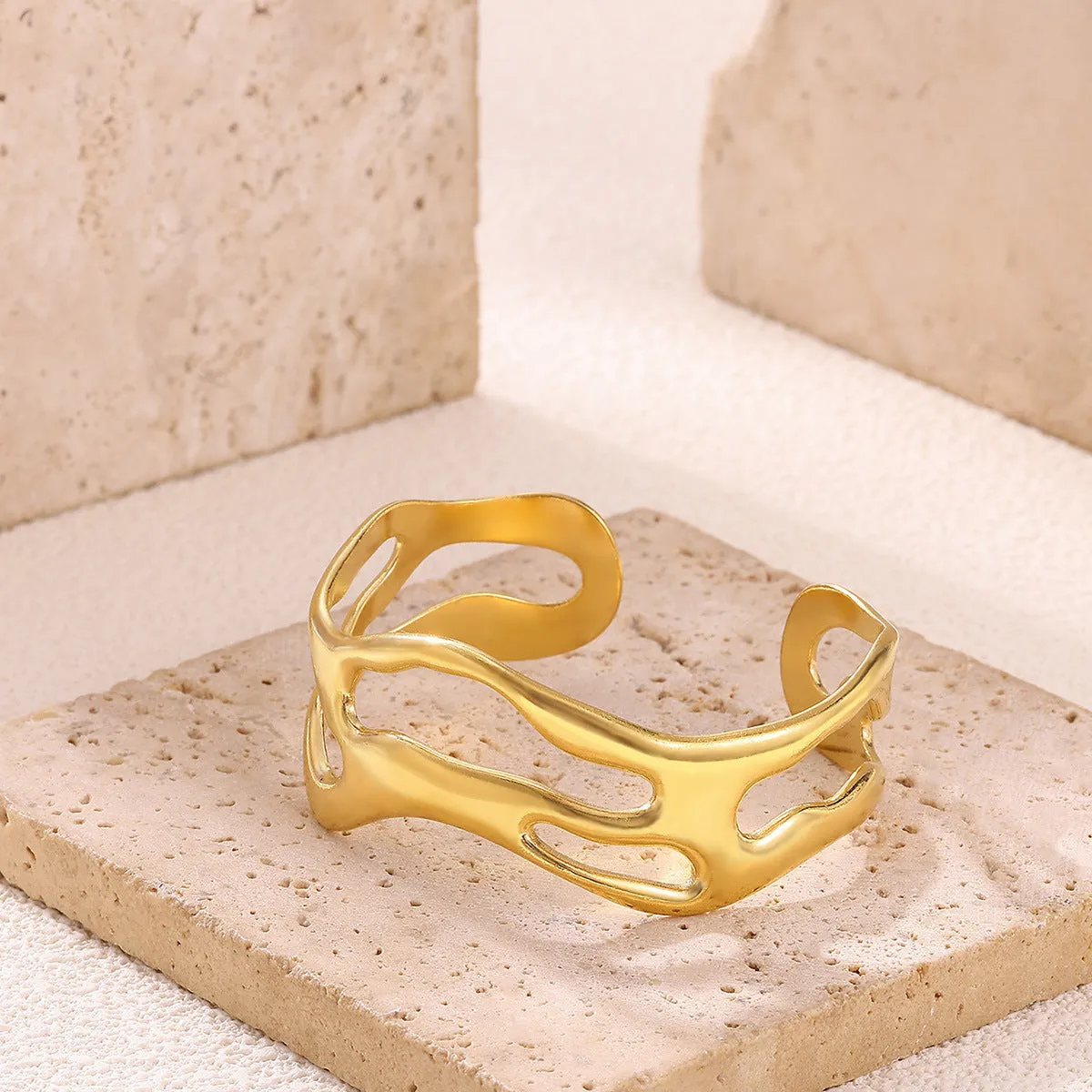 Simple irregular stainless steel gold-plated bracelet with electroplated finish in colour B1916 or B1918