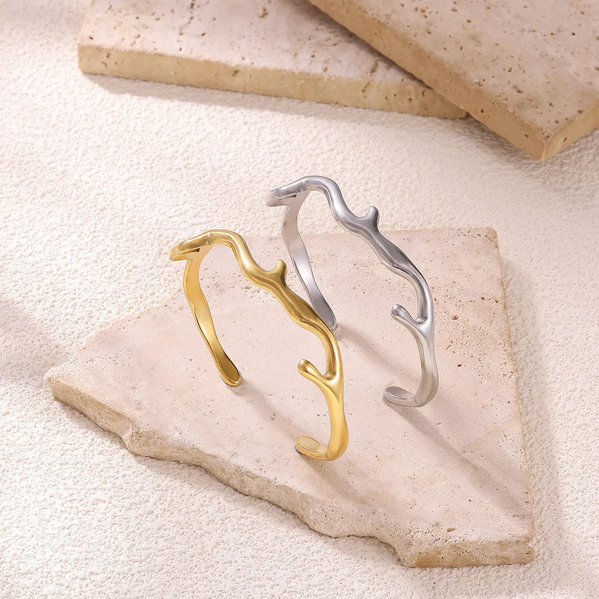 Simple irregular stainless steel gold-plated bracelet with electroplated finish in colour B1916 or B1918