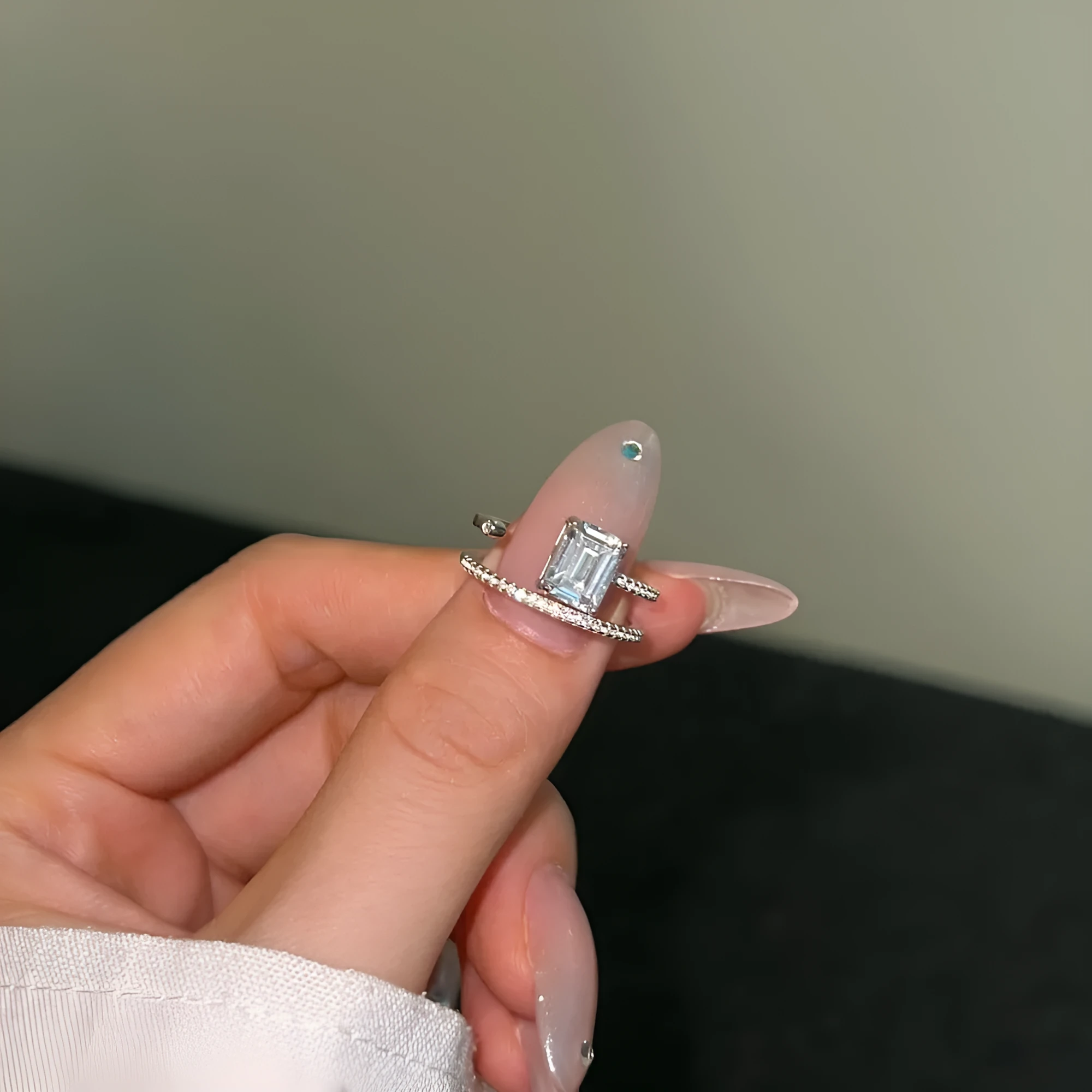 S925 sterling silver ring with rectangular chamfered zircon in platinum colour, hollow band, size No. 7