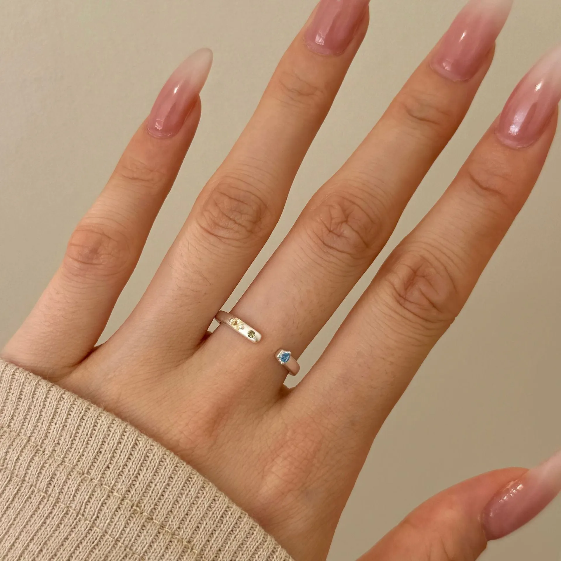 Silver S925 sterling silver geometric ring with round oval and quadrangle shapes on finger
