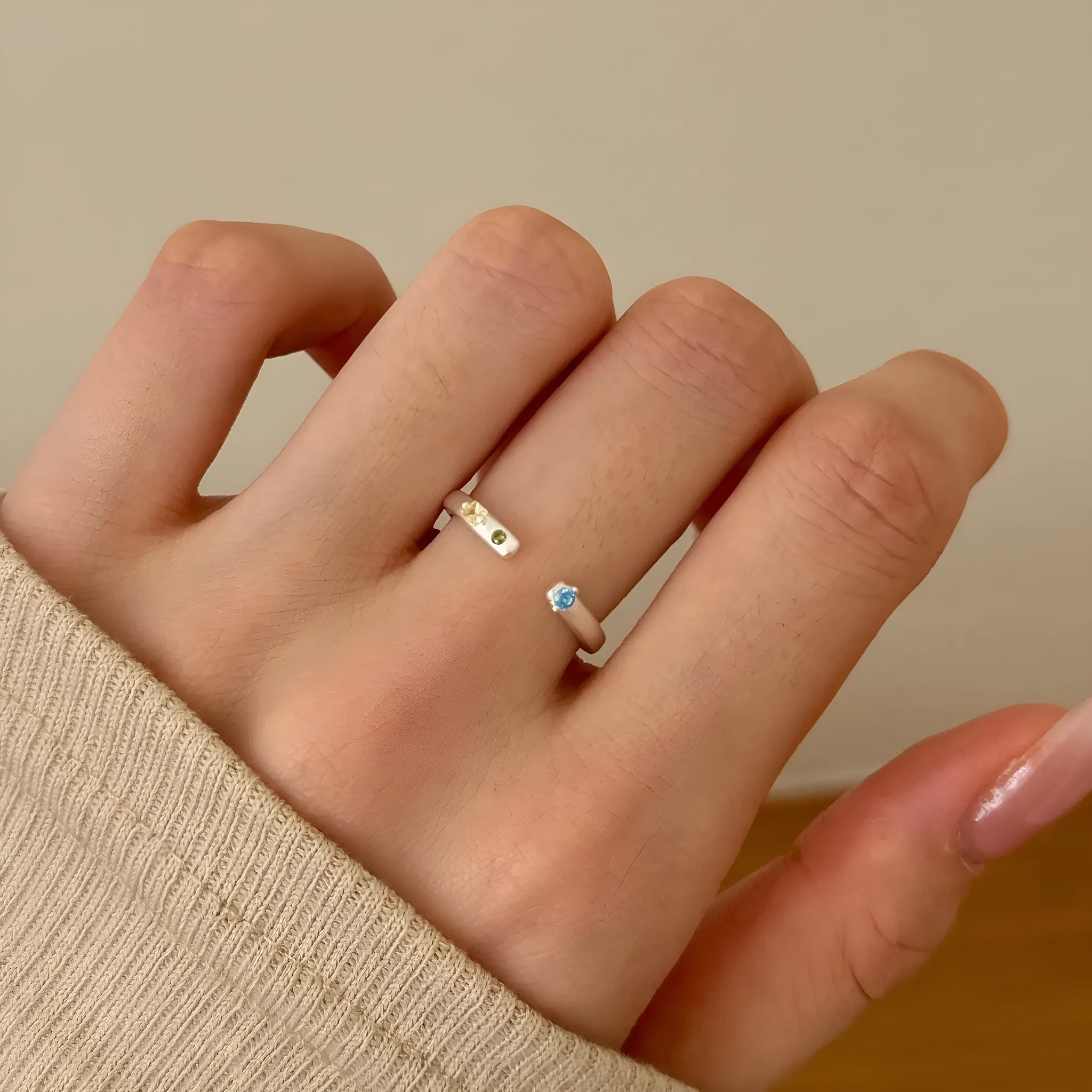 Silver S925 sterling silver geometric ring with round oval and quadrangle shapes on finger