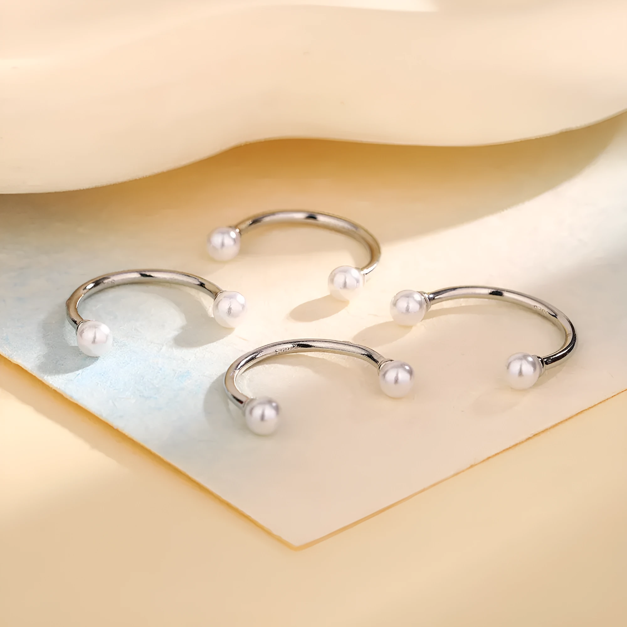 Smile Pearl Adjustable U-shaped Knuckle Tail Ring in white gold colour with pearl inlay on copper base