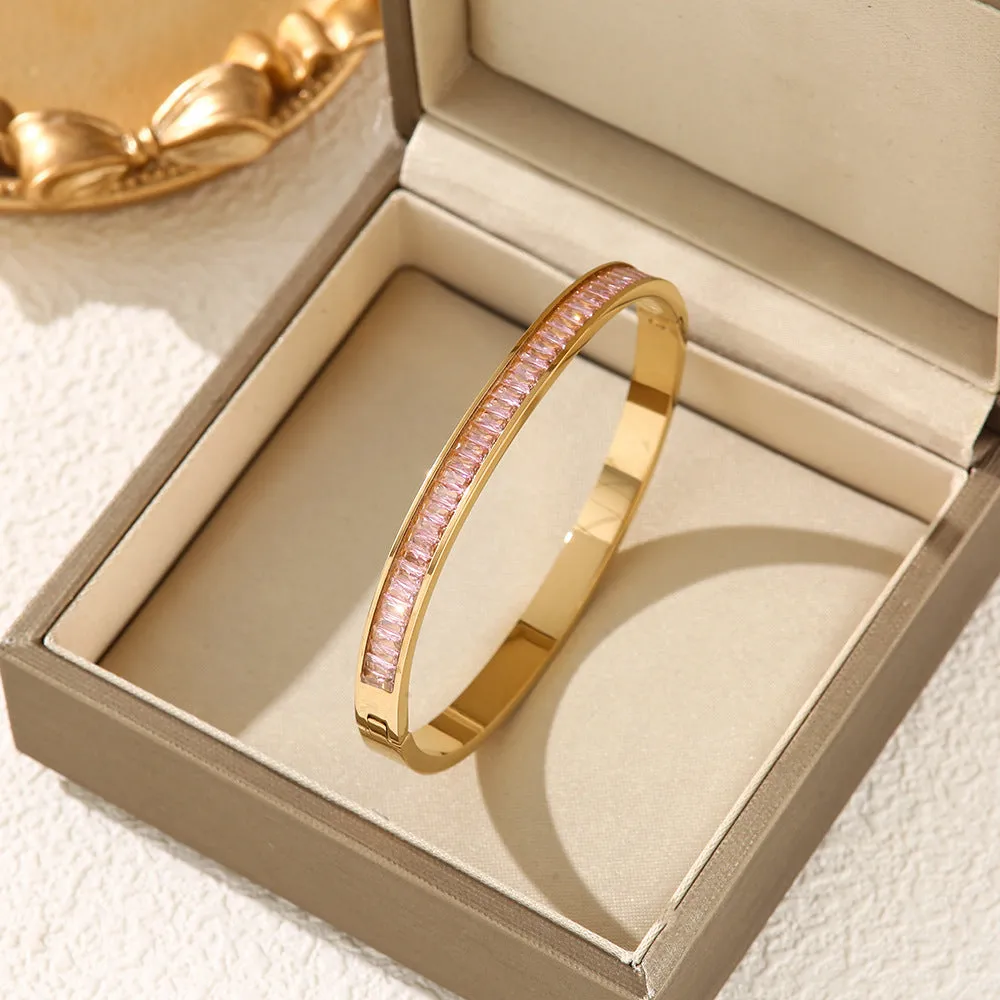 Electroplated titanium steel bracelet with round element in gold purple finish