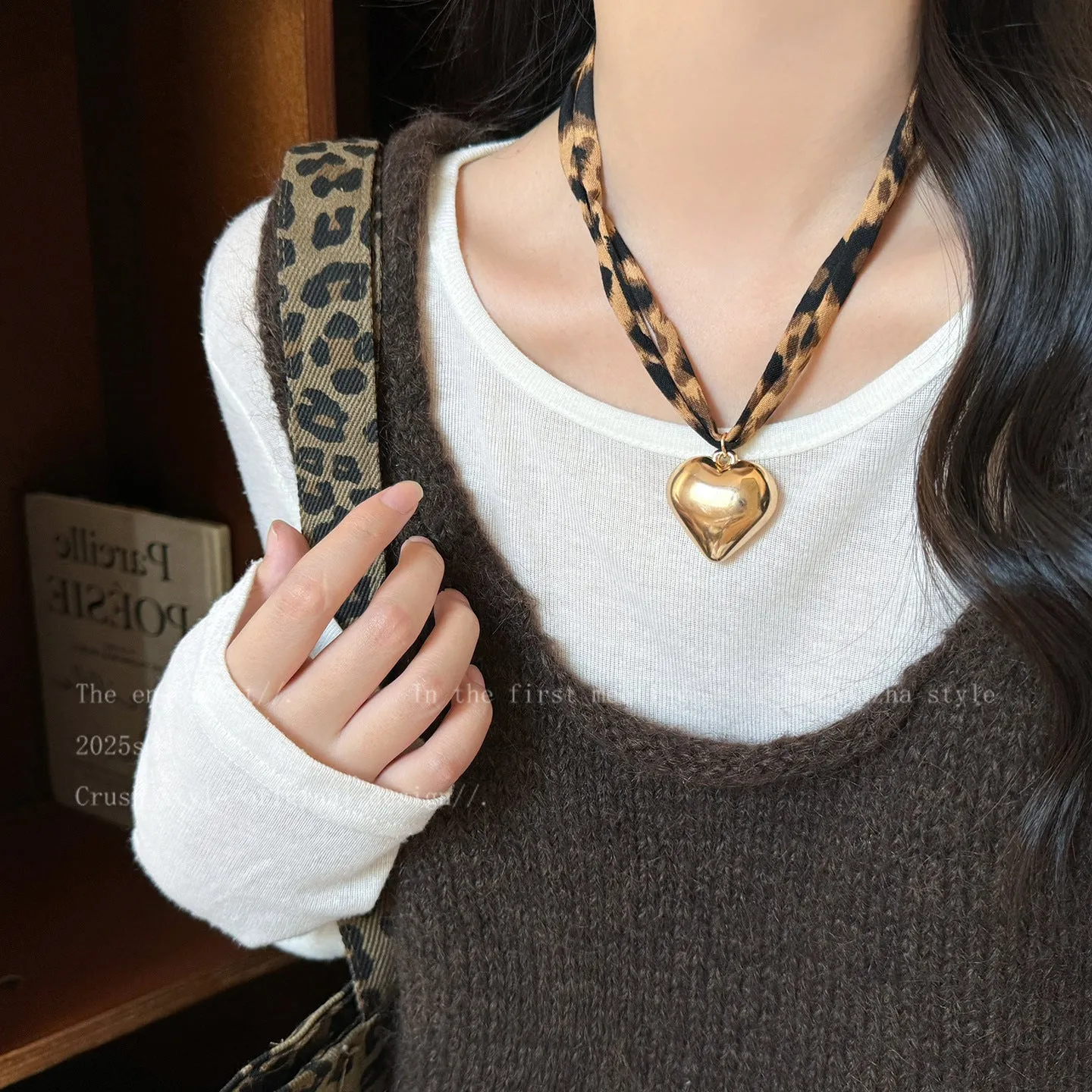 Acrylic retro starfish love necklace with Maillard brown leopard pattern and electroplated finish