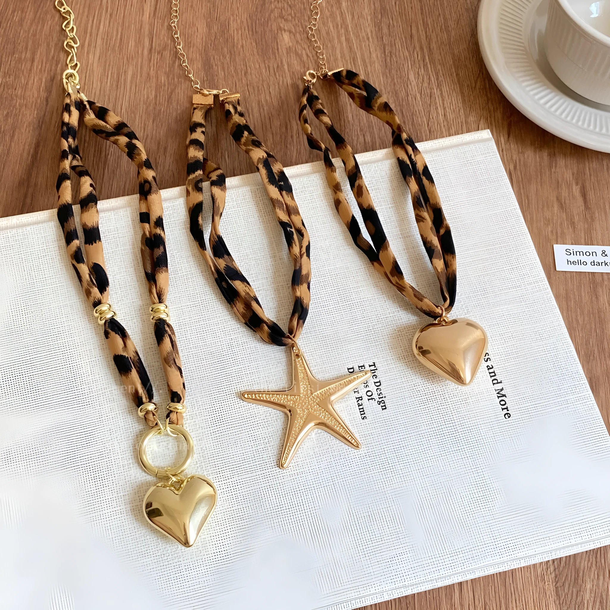 Acrylic retro starfish love necklace with Maillard brown leopard pattern and electroplated finish