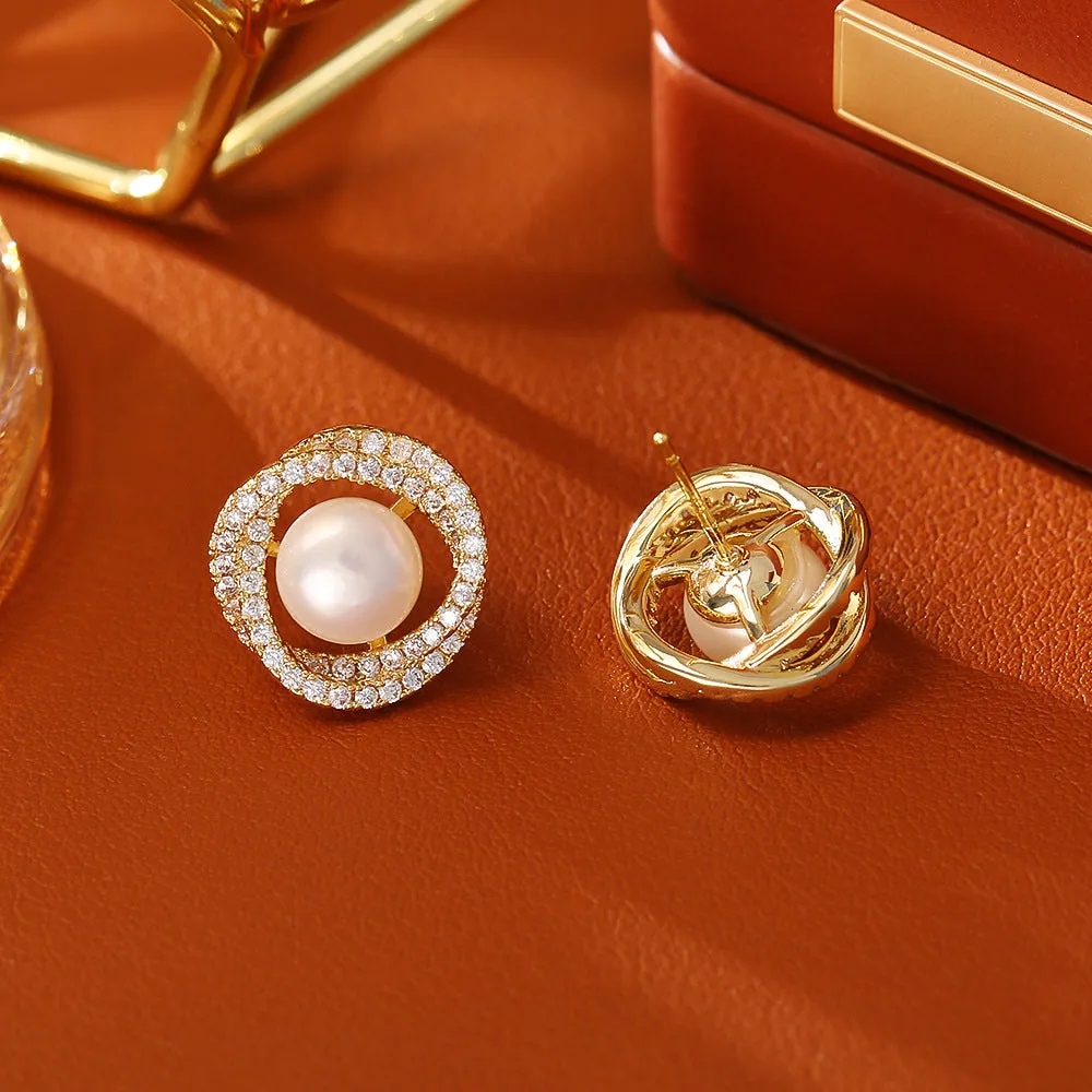 Natural pearl winding ear studs with real gold plating on copper base, geometric round shape, 1 cm diameter