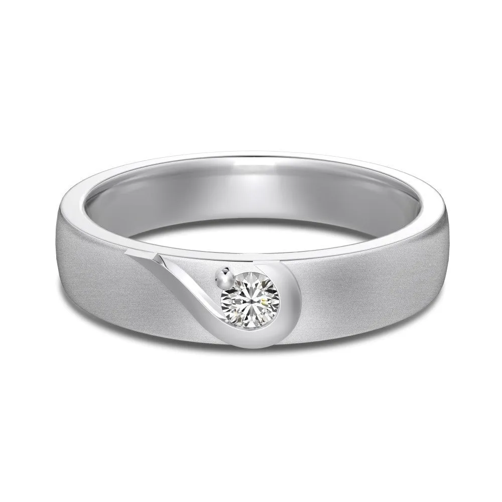 S925 sterling silver heart-shaped couple ring in platinum finish on plain background