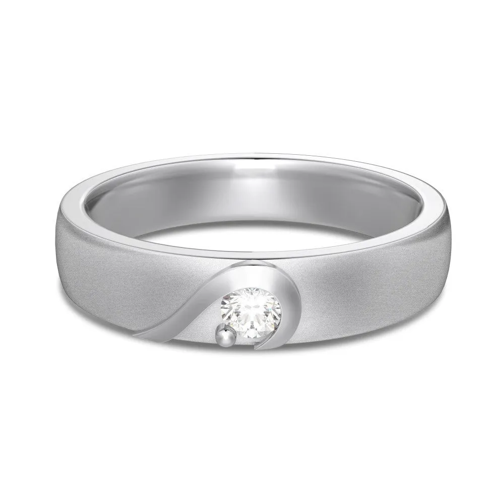 S925 sterling silver heart-shaped couple ring in platinum finish on plain background