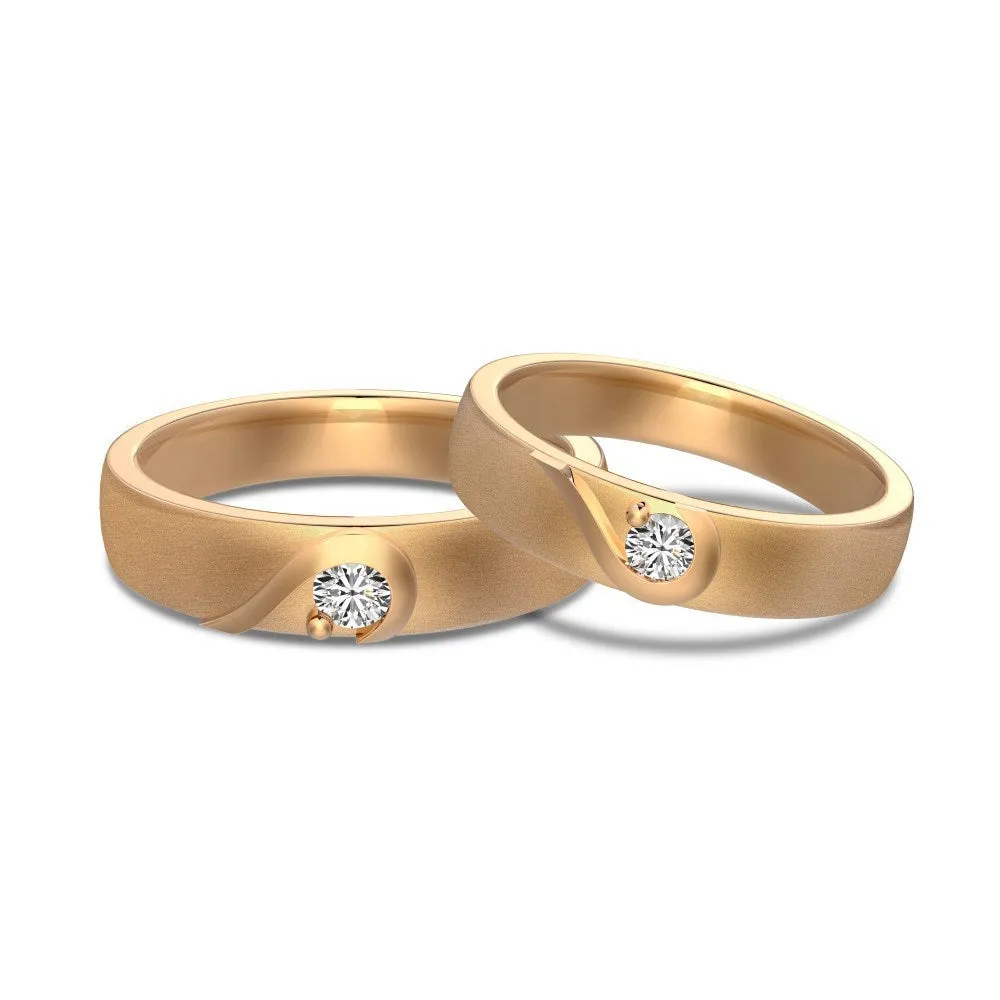S925 sterling silver heart-shaped couple ring in platinum finish on plain background