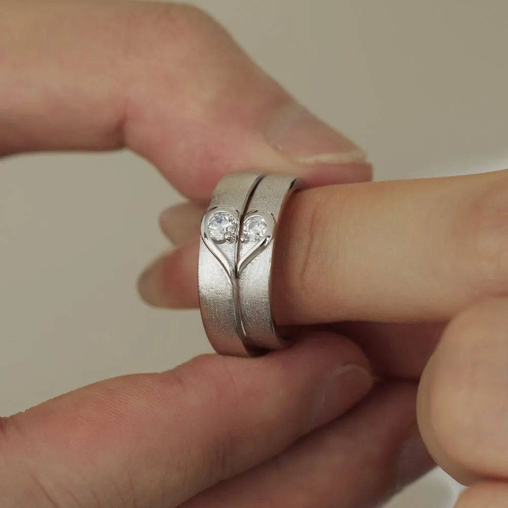 S925 sterling silver heart-shaped couple ring in platinum finish on plain background