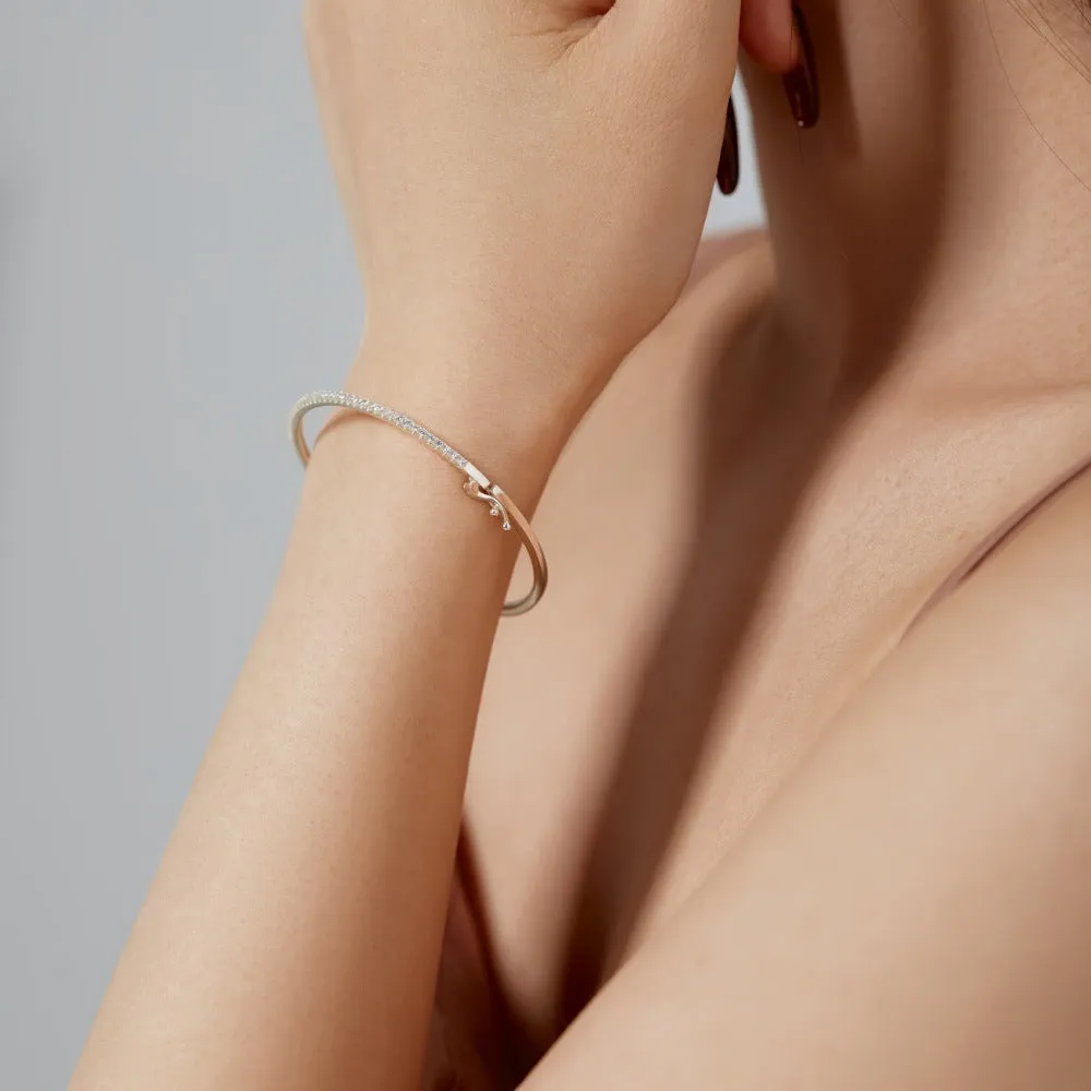 S925 sterling silver bracelet with gang drill geometric design in platinum colour on display