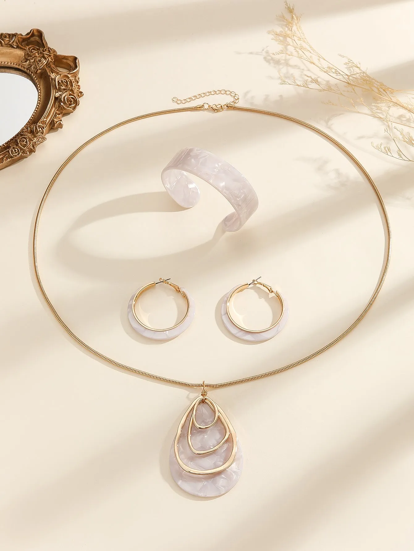 Acrylic bracelet earrings necklace three piece jewellery set in clear design