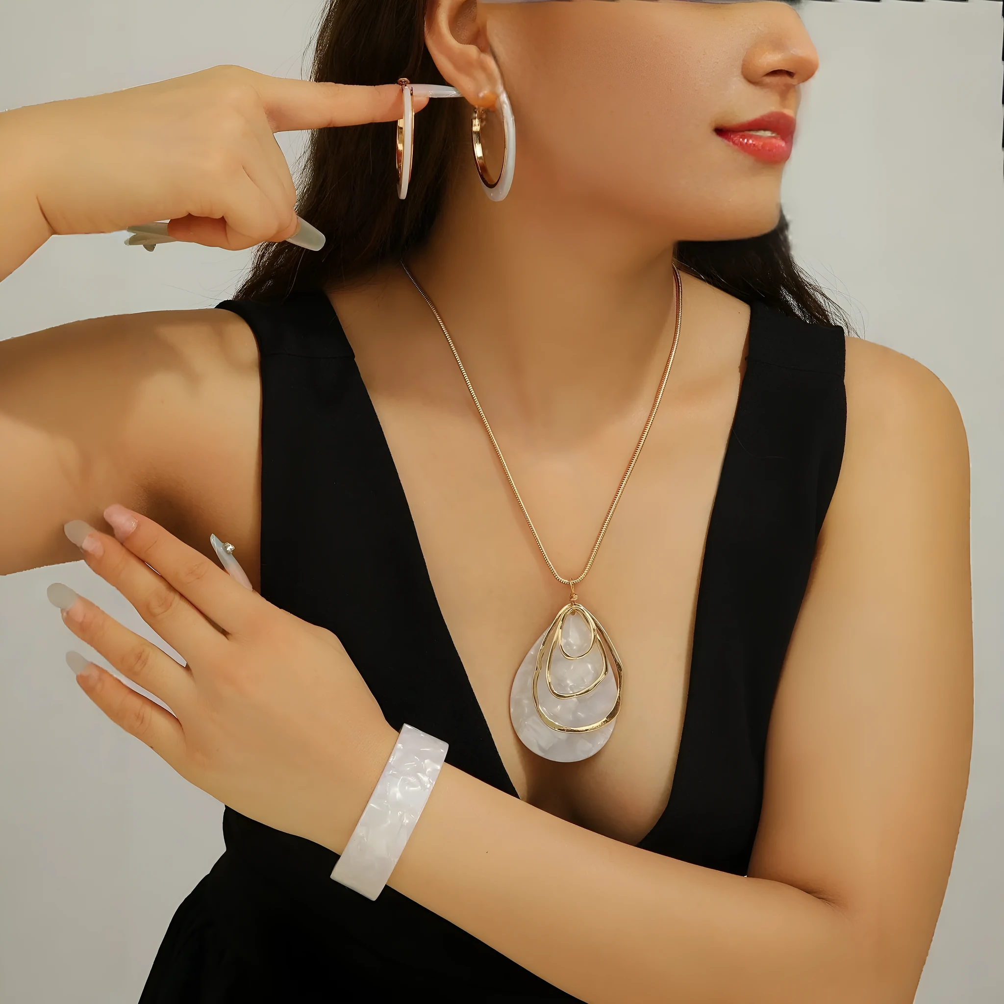Acrylic bracelet earrings necklace three piece jewellery set in clear design