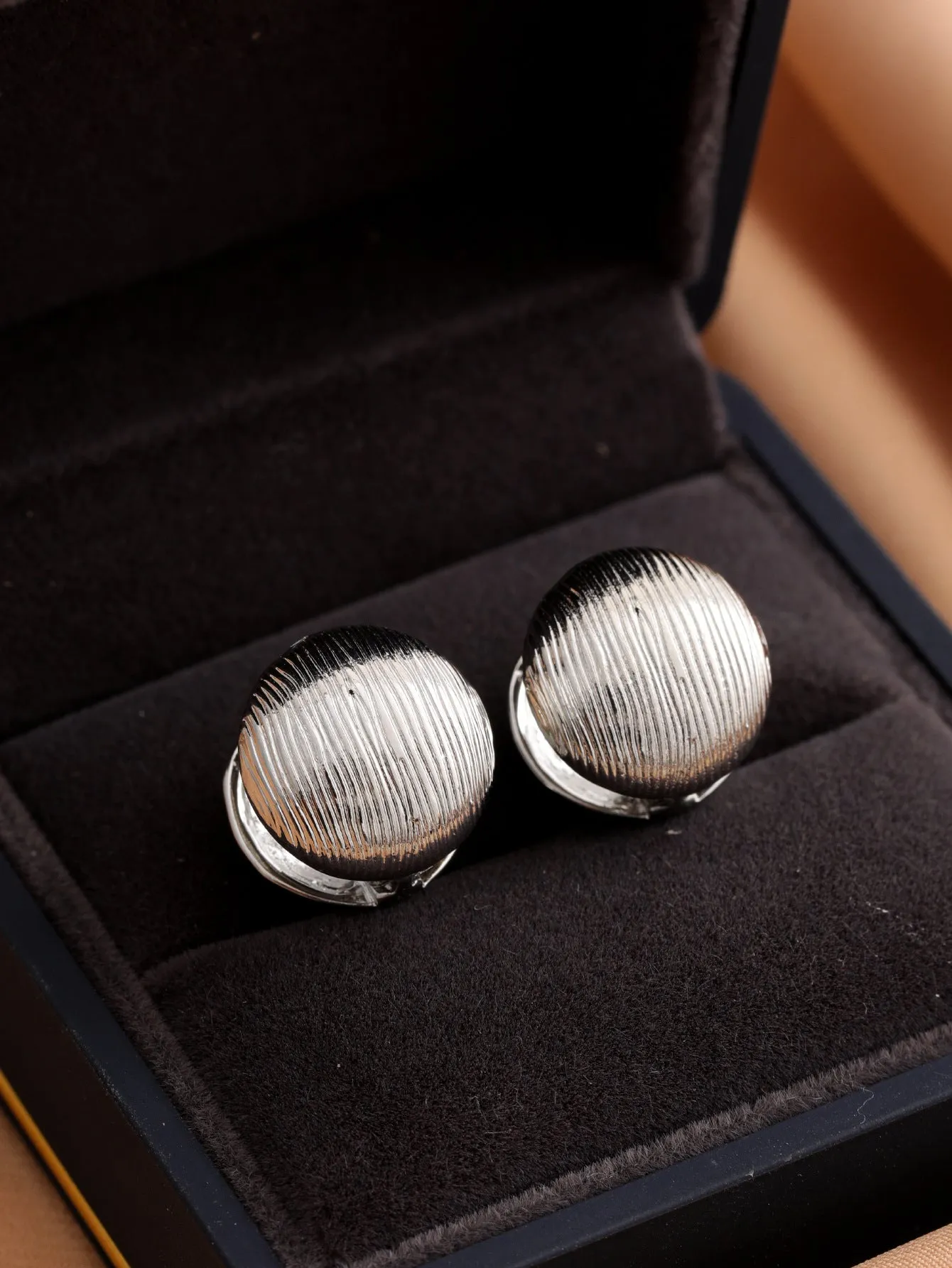 Fashion grid versatile temperament earrings in metal stud style