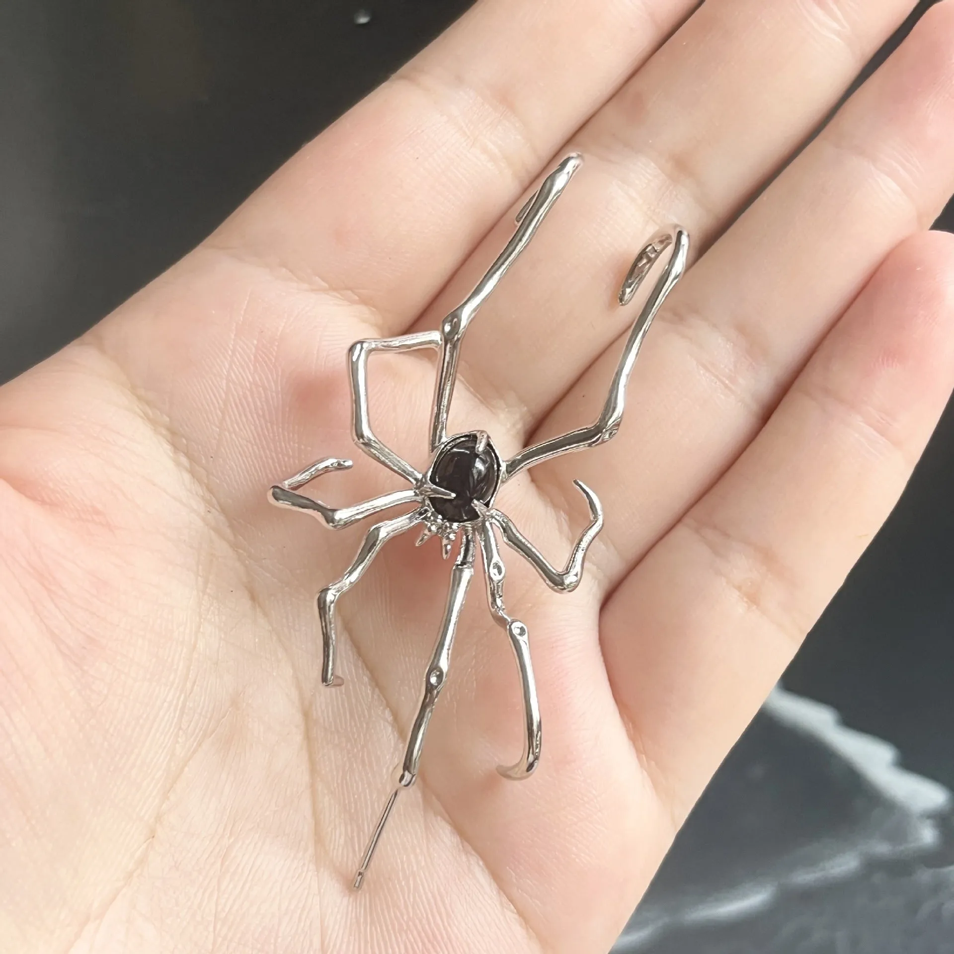 Punk spider ear clip with rhinestone inlay on copper base – Black Diamond colour