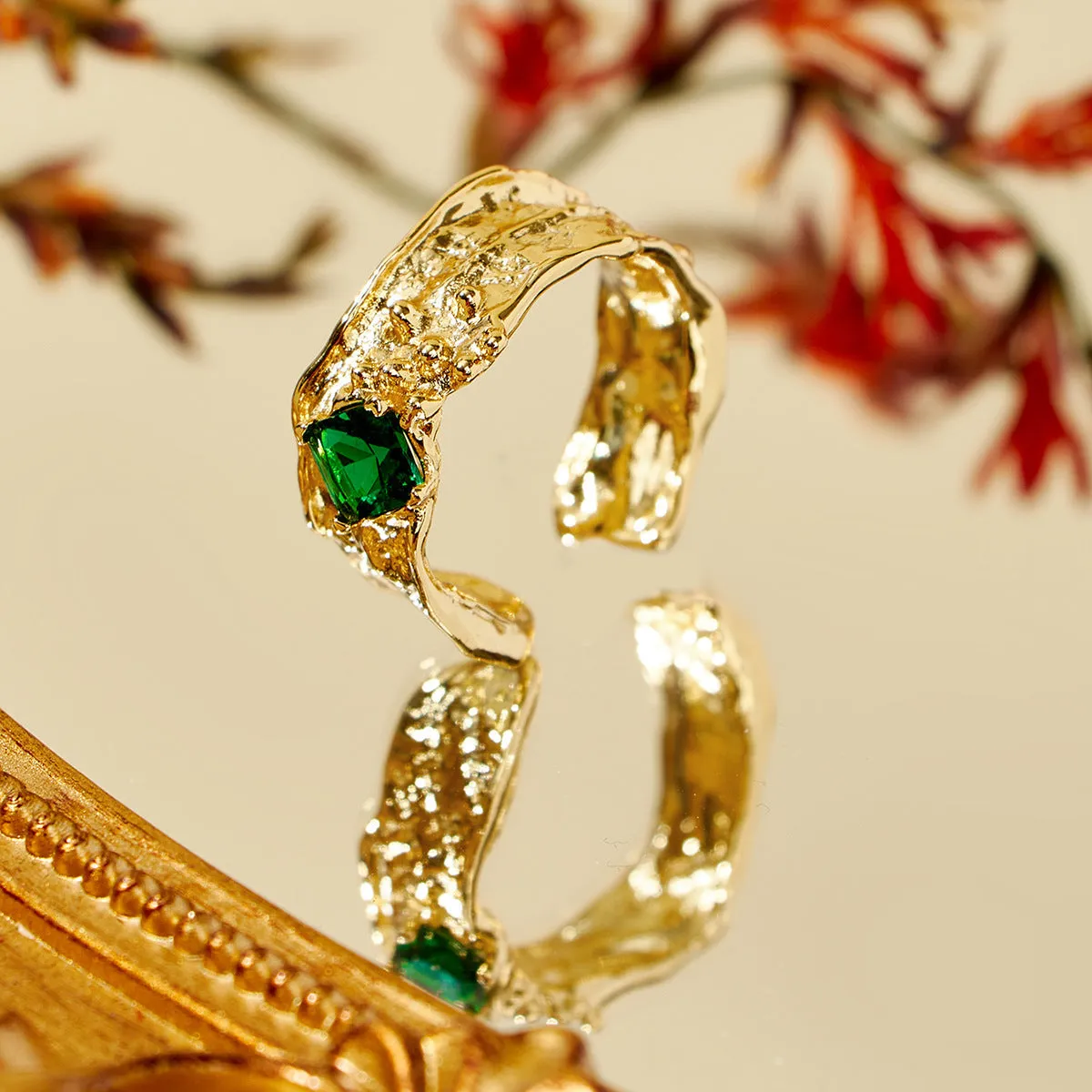 Irregular zircon ring with geometric copper base, adjustable open mouth, white golden-becarite colour