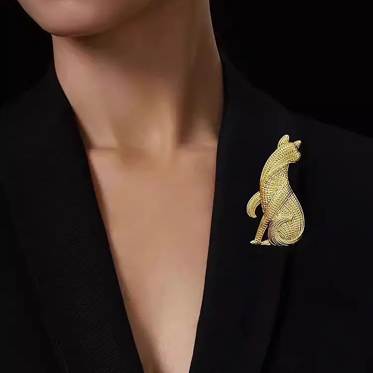 Retro alloy leopard brooch pin for women, 7.0 x 3.7 cm, Retro Gold finish, electroplated surface