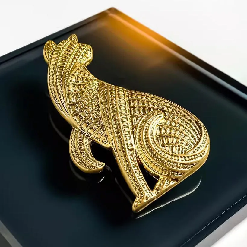 Retro alloy leopard brooch pin for women, 7.0 x 3.7 cm, Retro Gold finish, electroplated surface