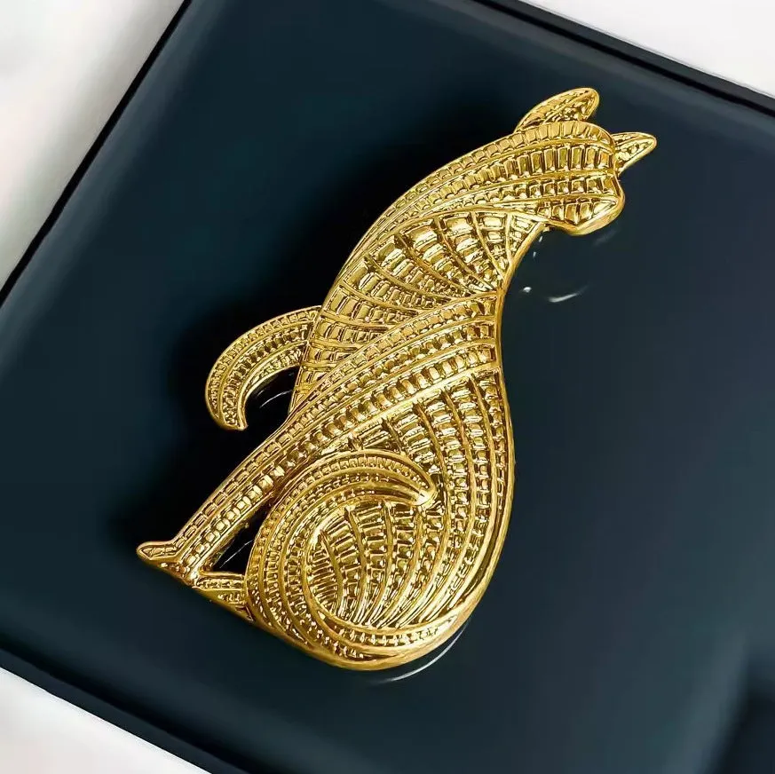 Retro alloy leopard brooch pin for women, 7.0 x 3.7 cm, Retro Gold finish, electroplated surface