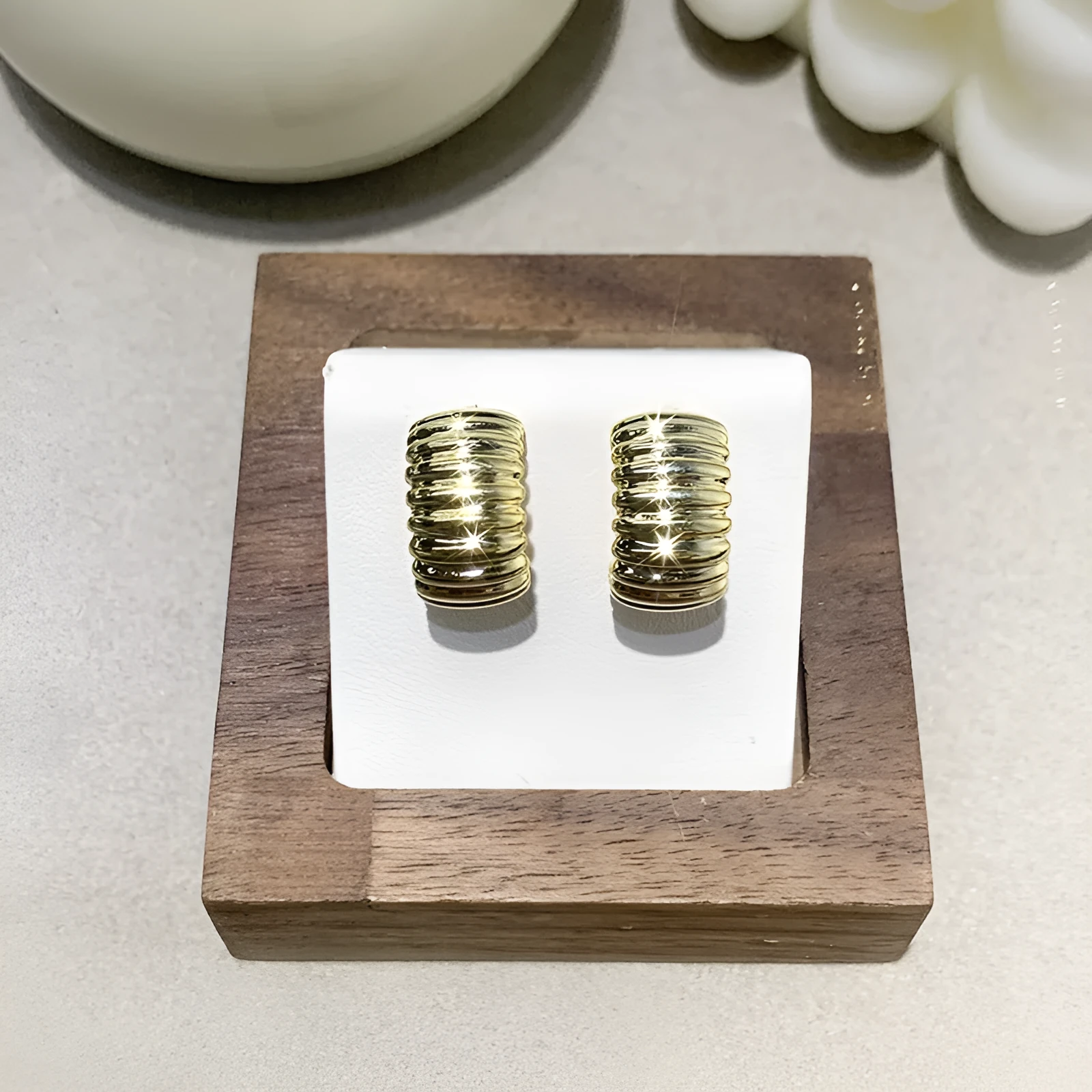 Gold-finished brass C-shaped earrings with exaggerated curve, 2 cm diameter, Style1 option