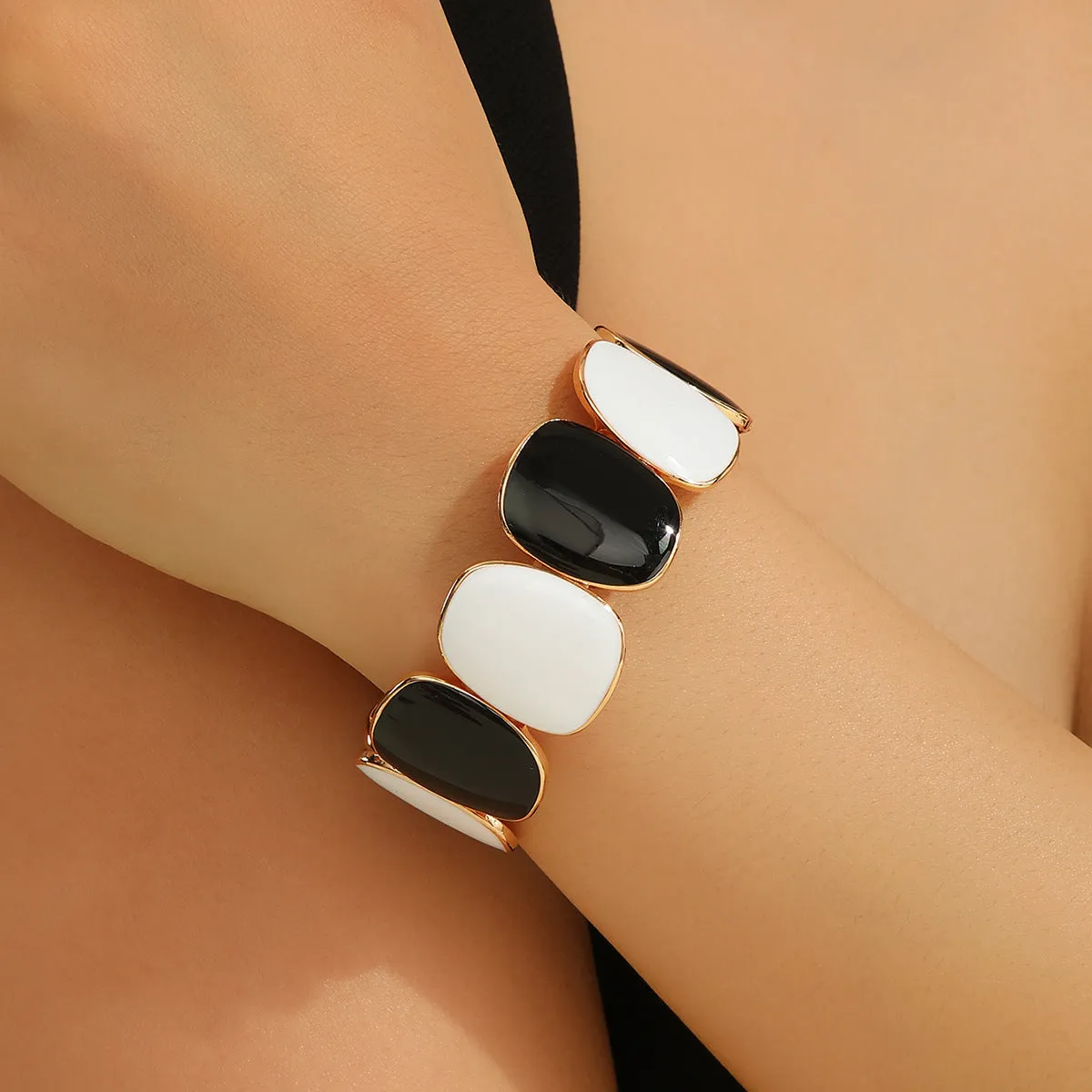 Adjustable coloured bracelet with metal toggle clasp, available in five colours