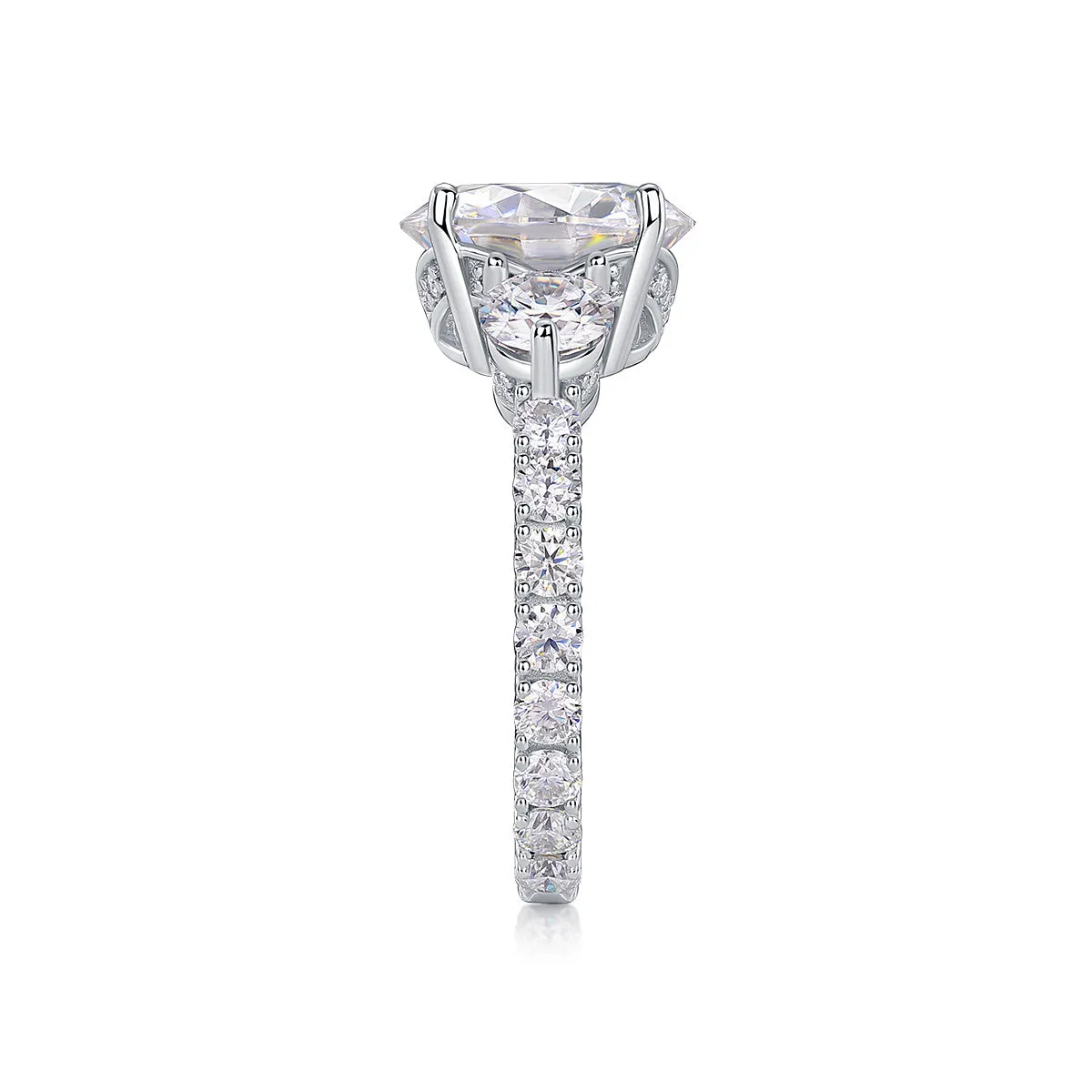 Three-diamond shining 5-carat moissanite S925 silver platinum-plated wedding ring on display in gift box