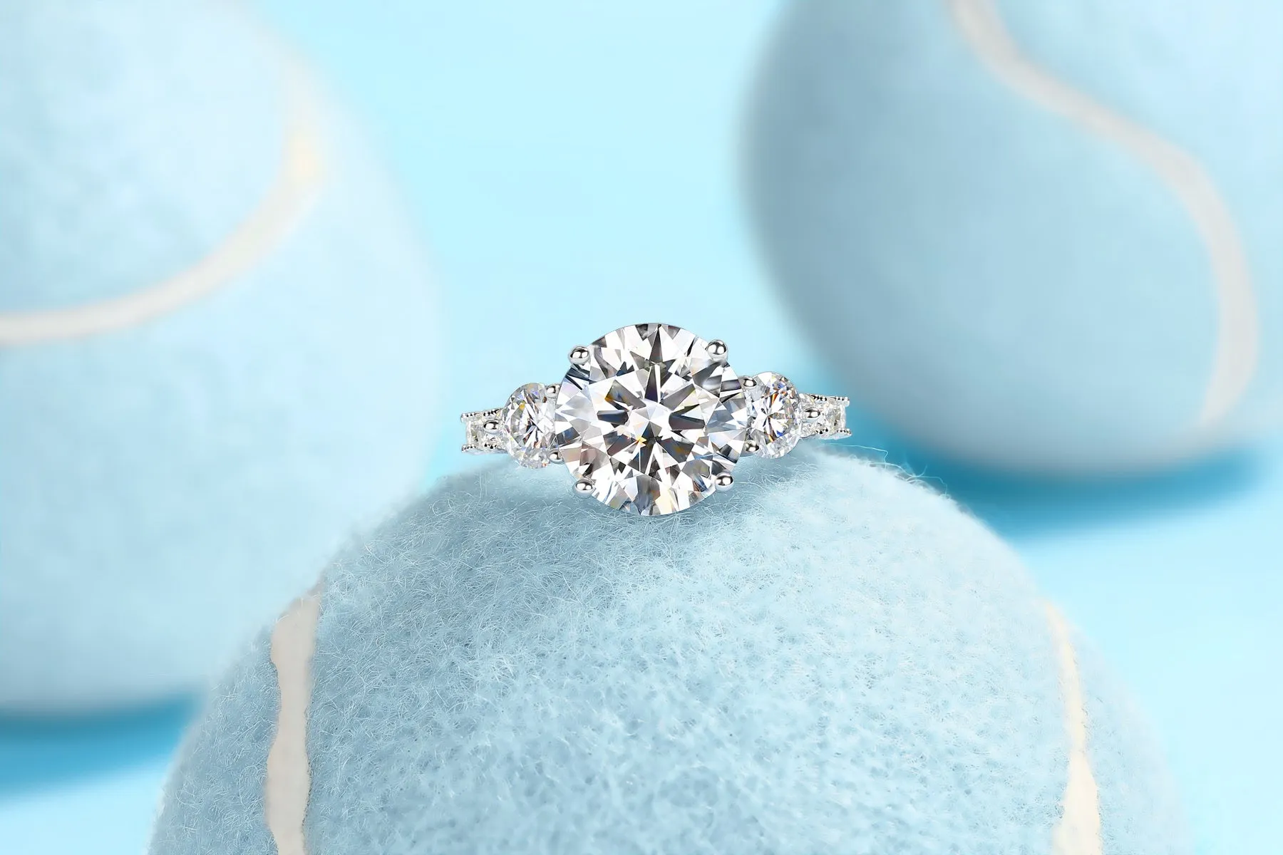 Three-diamond shining 5-carat moissanite S925 silver platinum-plated wedding ring on display in gift box