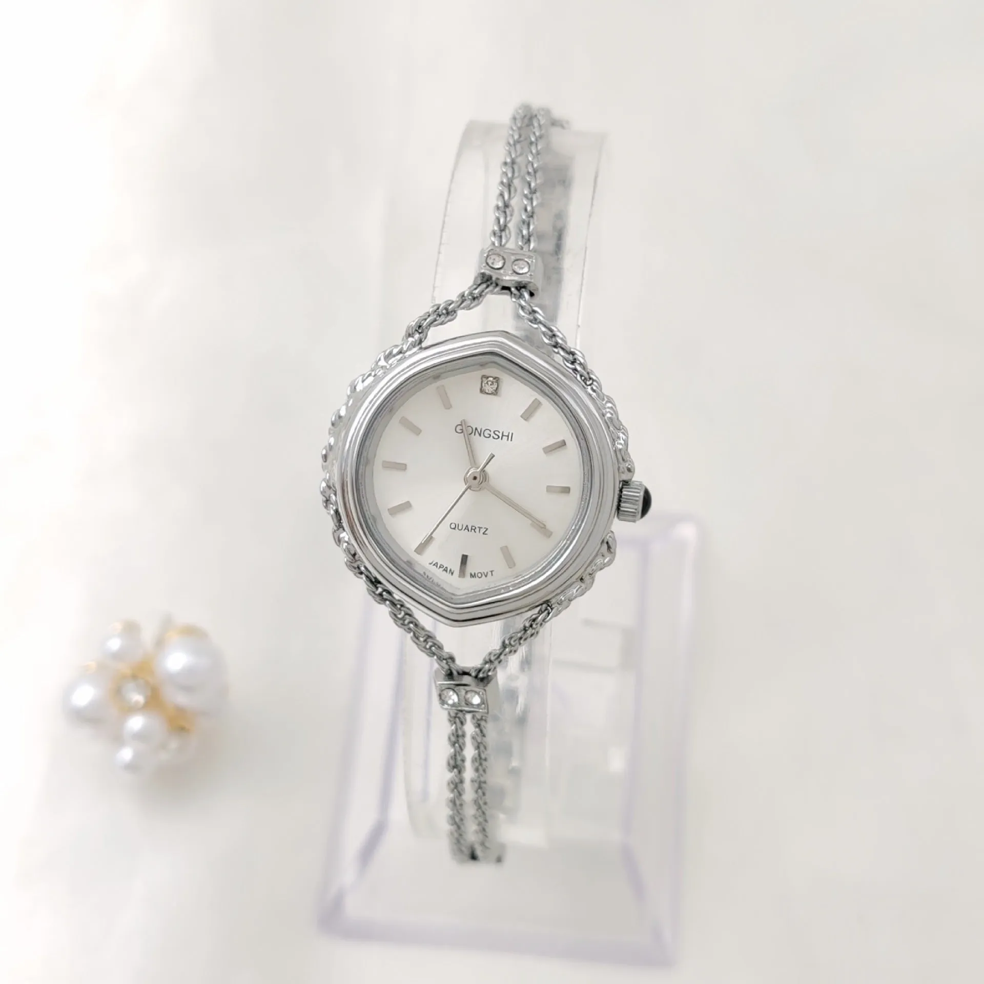 Women's mori style quartz watch with 25mm dial and chain strap in gold or silver colour