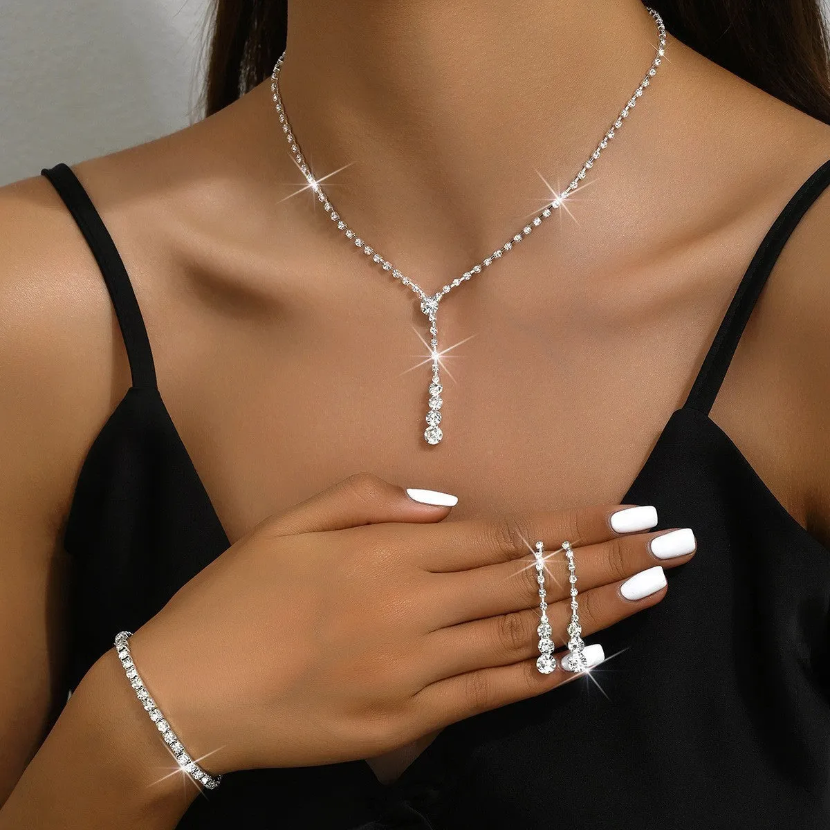 Women's bridal jewellery set with rhinestone heart pendants on snake chain