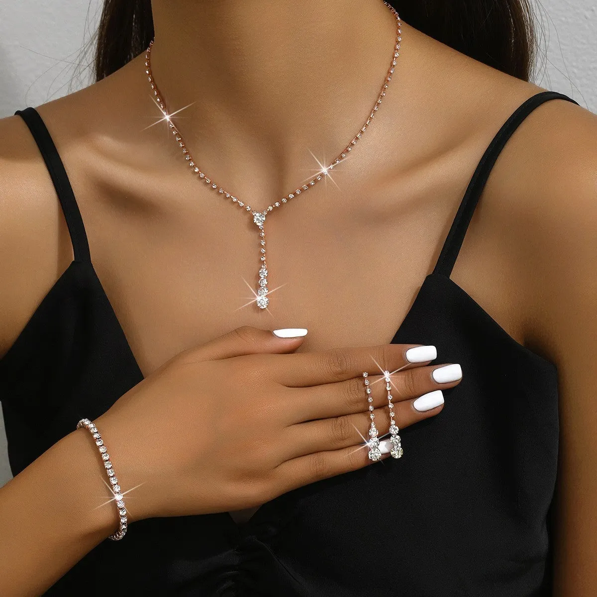 Women's bridal jewellery set with rhinestone heart pendants on snake chain