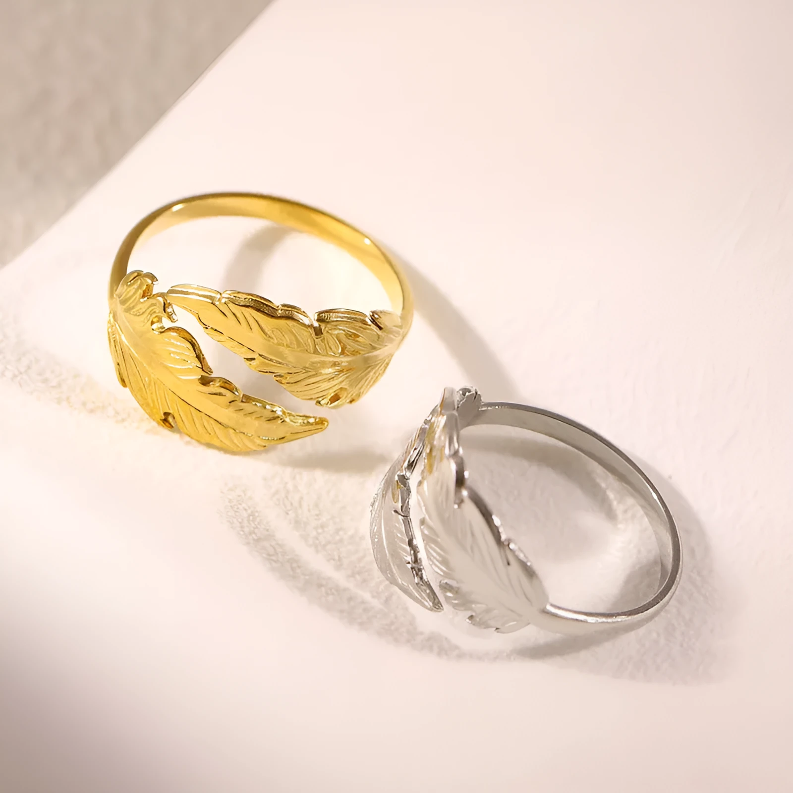Women's adjustable feather ring in titanium steel with silver or gold electroplated finish