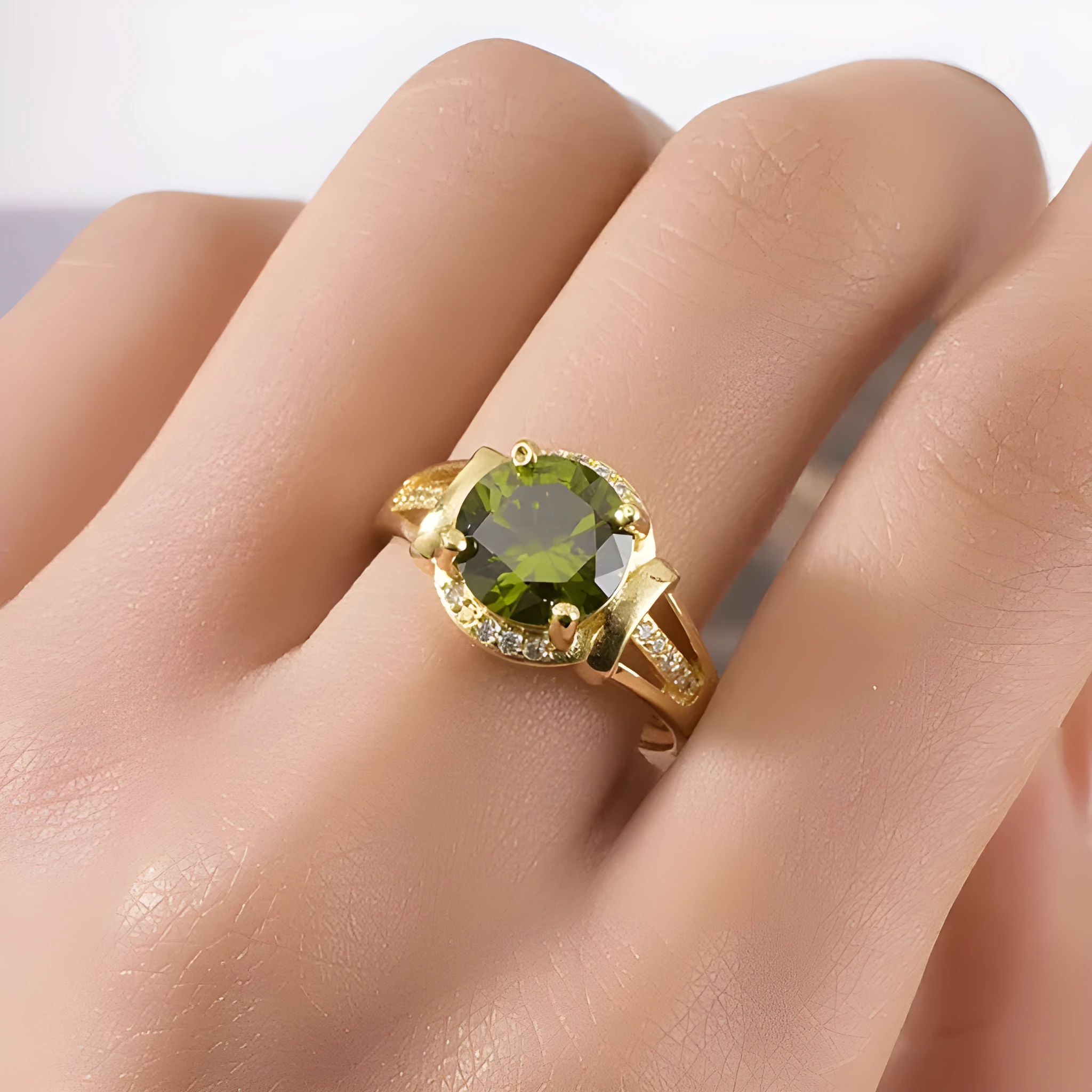 Olive green 18K gold-plated open ring with sparkling artificial gemstone, adjustable size, overlapping edges