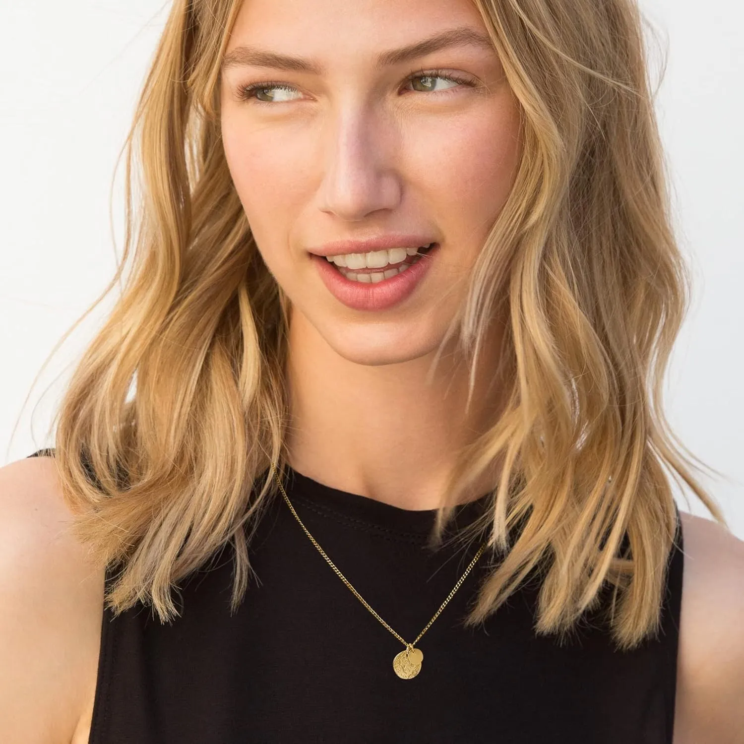 Round coin pendant necklace in gold finish on white background, adjustable 41-50cm stainless steel side chain