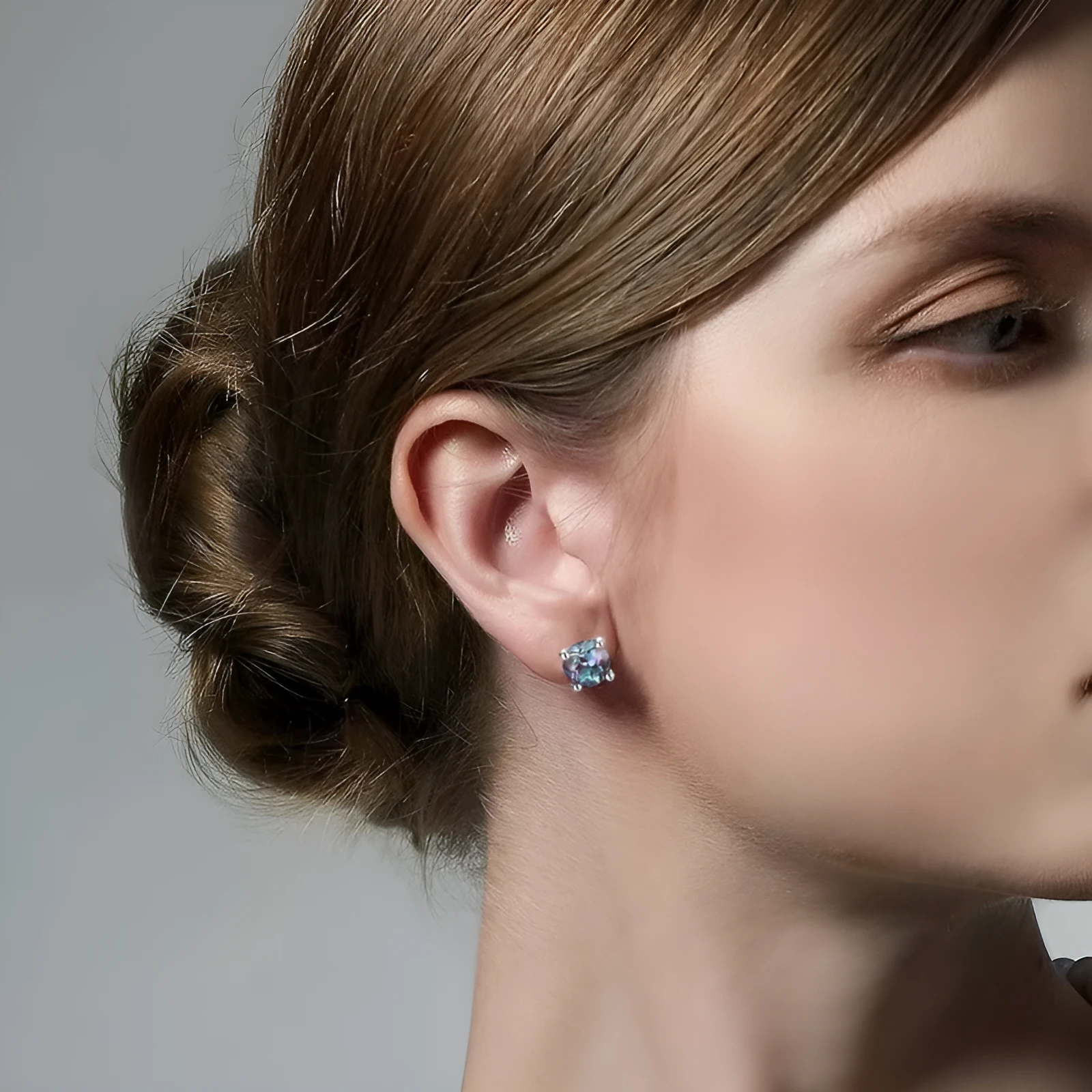 A pair of geometric 925 silver ear studs featuring a cultivated Alexandrite stone.