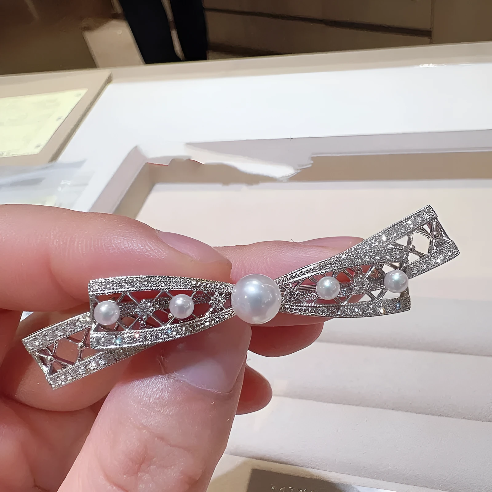 Chanel-style bow multi-pearl brooch for women, copper material, micro-setting, available in silver or gold