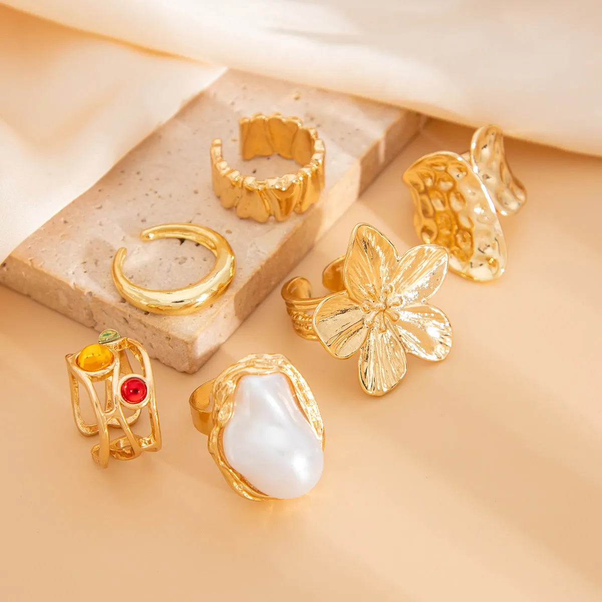 Women open flower ring with imitation pearl centrepiece in gold alloy band