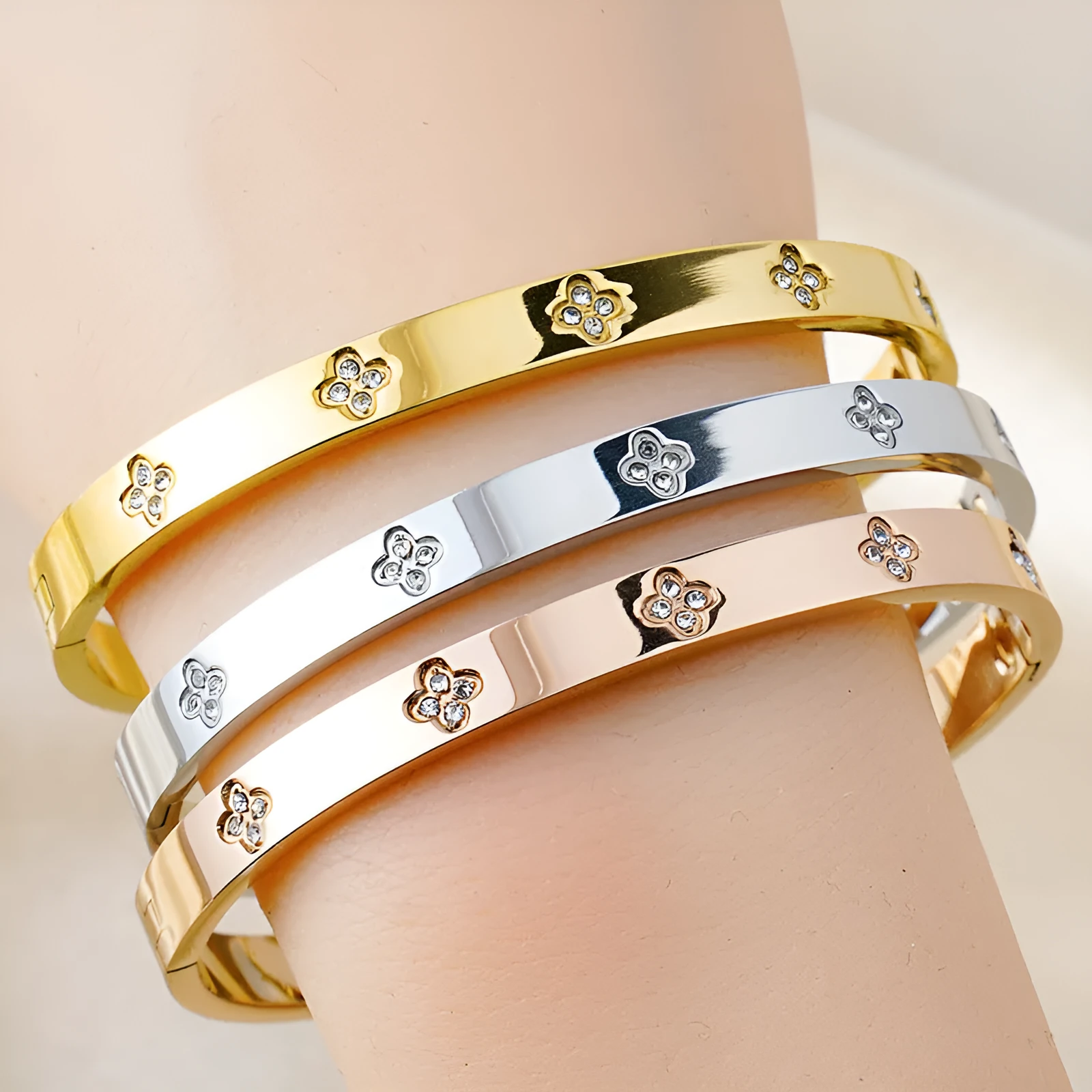 European and American four-leaf clover diamond bracelet in stainless steel with electroplated finish, available in gold, rose gold, or steel