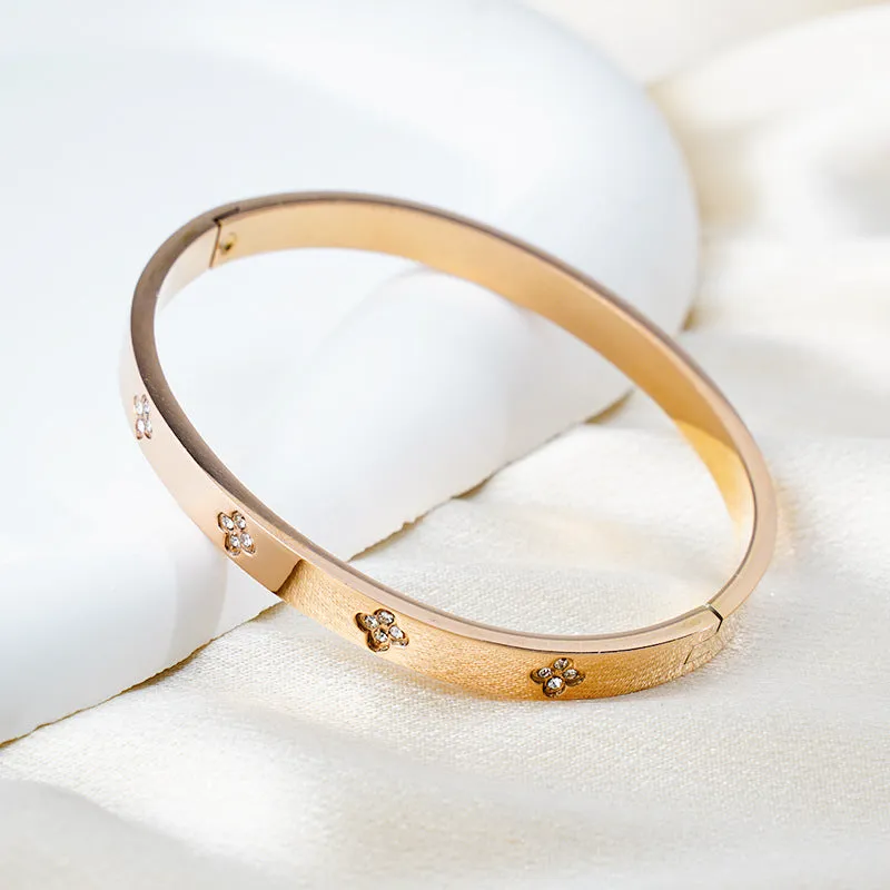European and American four-leaf clover diamond bracelet in stainless steel with electroplated finish, available in gold, rose gold, or steel