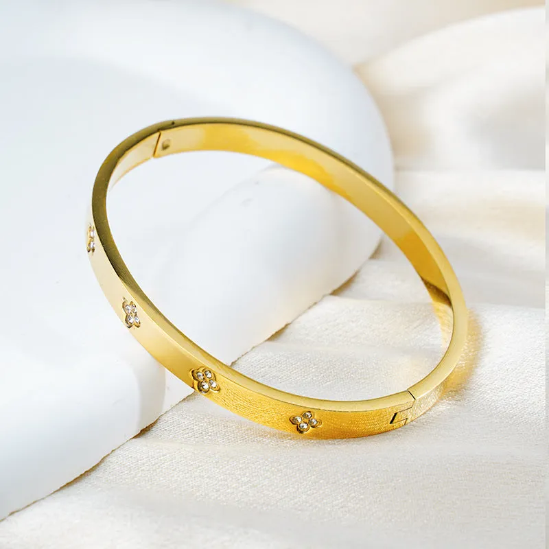 European and American four-leaf clover diamond bracelet in stainless steel with electroplated finish, available in gold, rose gold, or steel