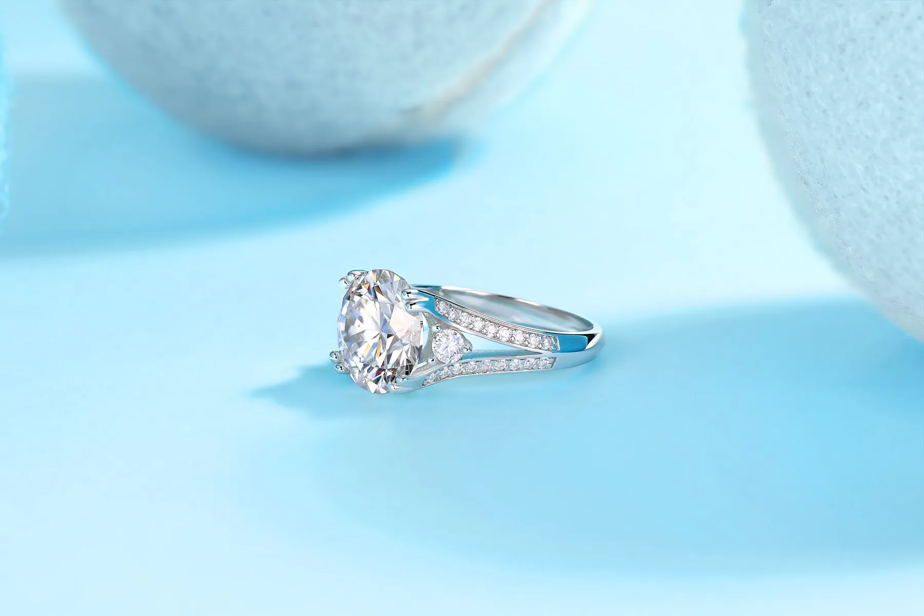 5-carat moissanite wedding ring in S925 silver with gold plating on white background